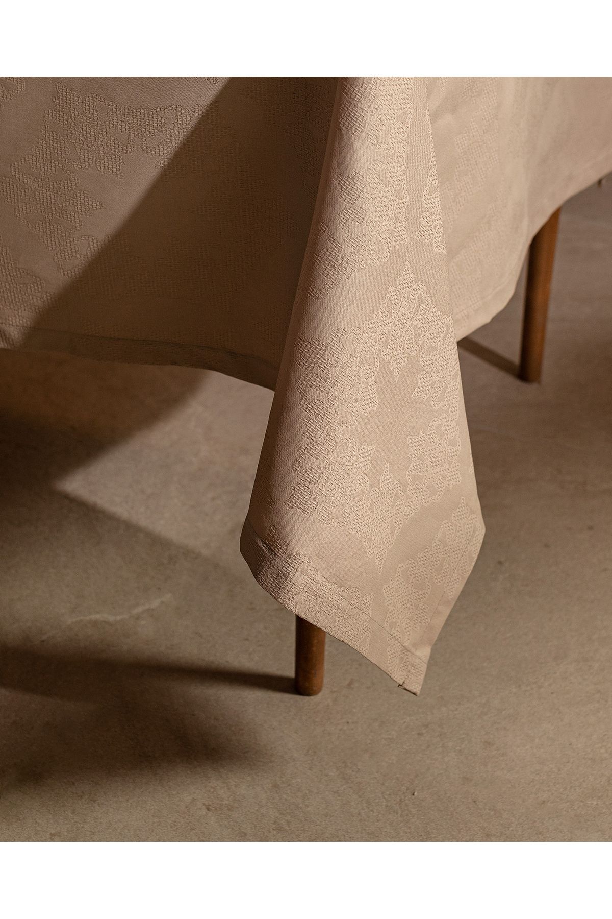 رومیزی نود پارچه میز Lavinia بژ 160x300 سانتی متر Madame Coco