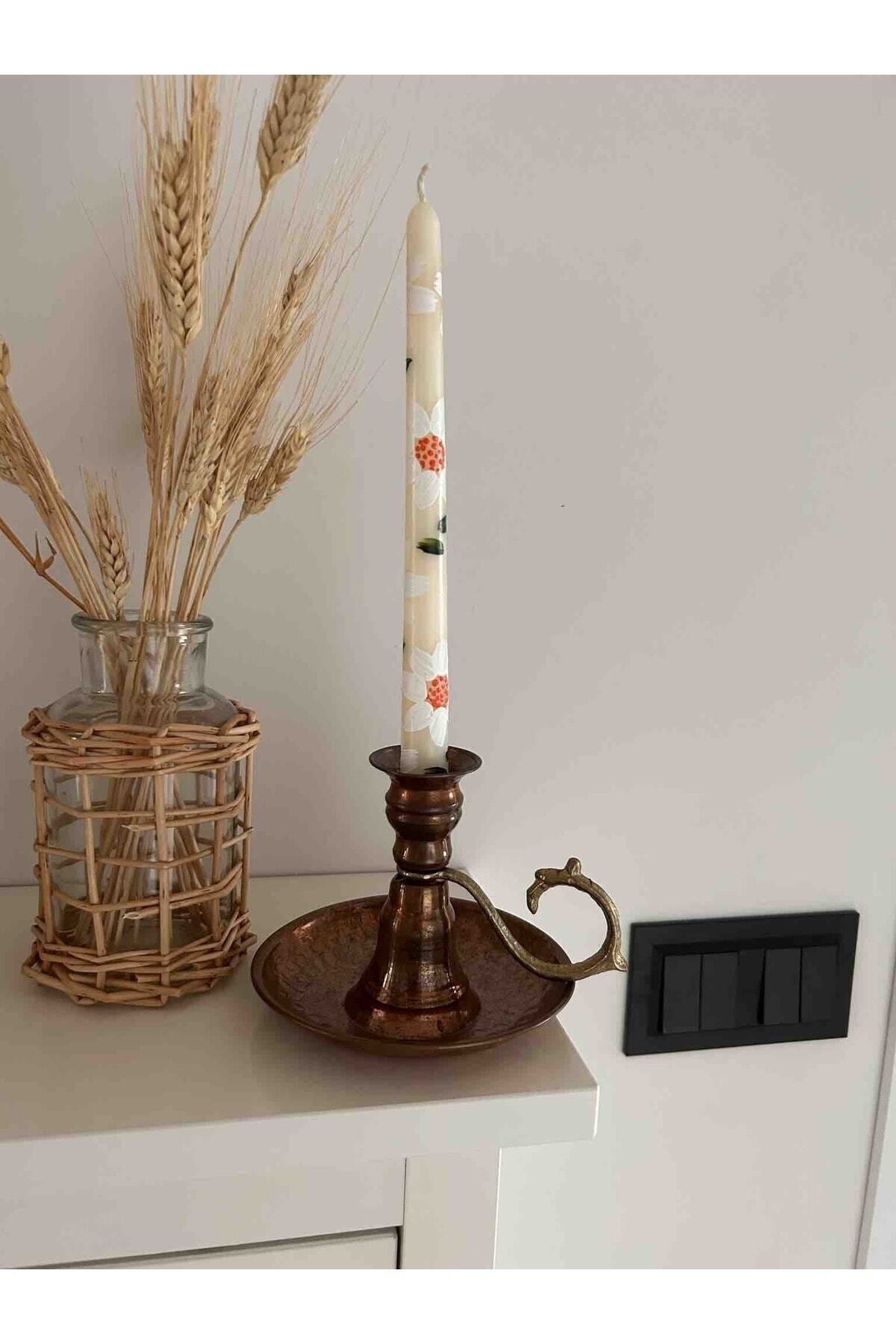 Saatistan Beyaz papatya desenli el yapımı kokulu konik mum şamdanı