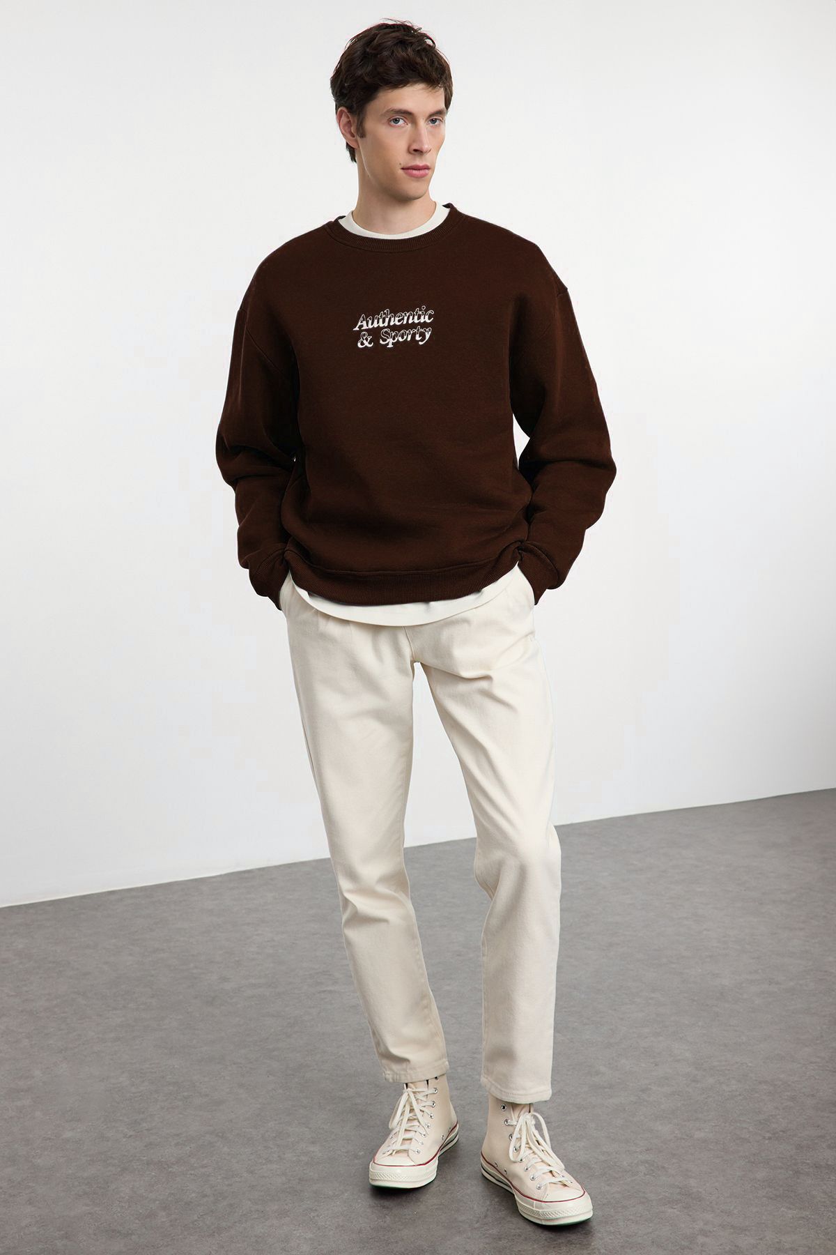 Trendyol Collection Ciemnobrązowa Haftowana Bluza Polarowa Oversize - Tmnaw25sw00012 Mężczyzna - S