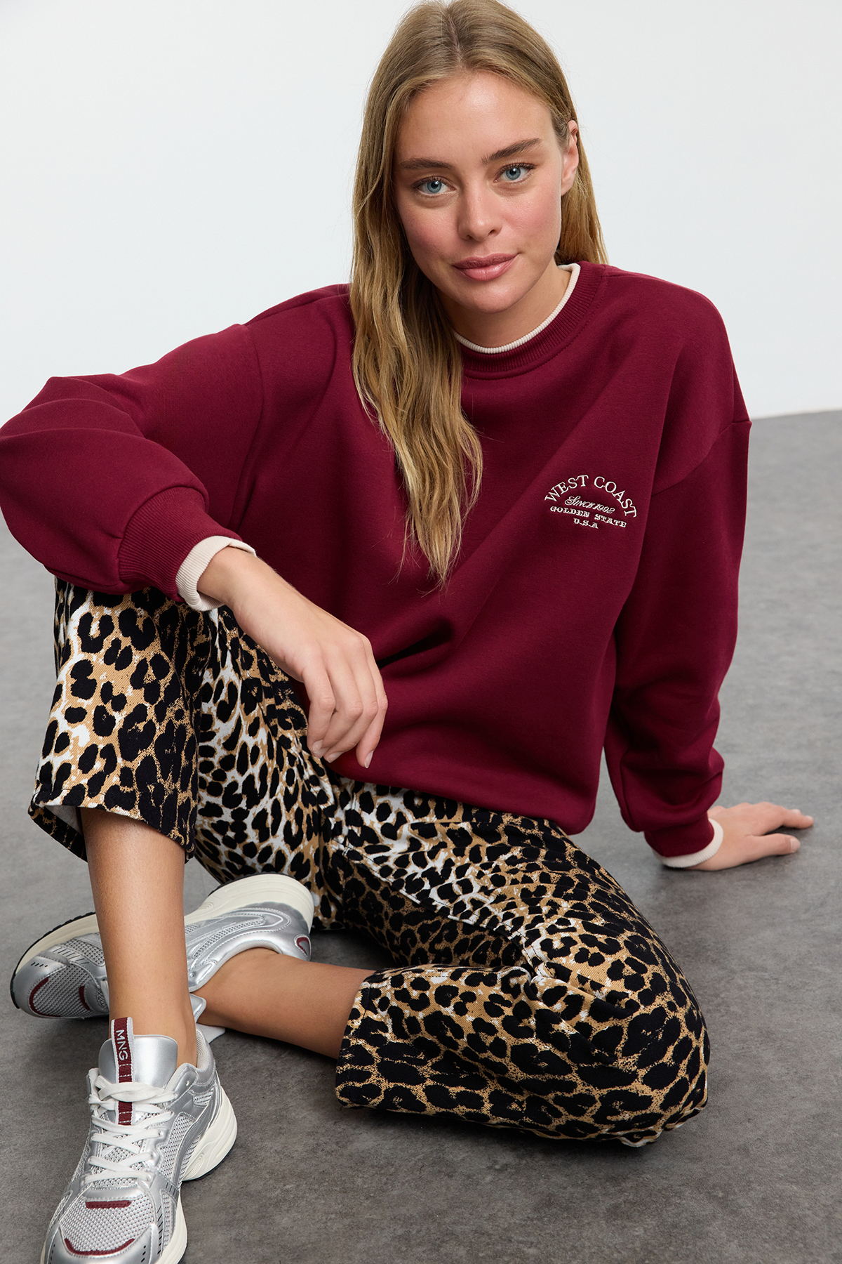 Trendyolmilla  Bordo Slogan Nakışlı Renk Bloklu Oversize Kalıp Kalın İçi Polarlı Örme Sweatshirt TWOAW25SW00245 - Görsel 2