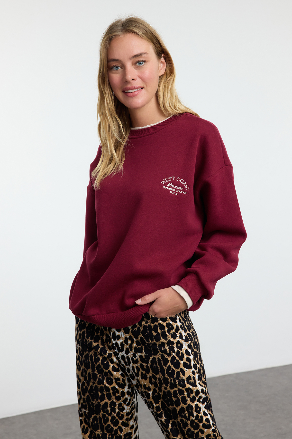 Trendyolmilla  Bordo Slogan Nakışlı Renk Bloklu Oversize Kalıp Kalın İçi Polarlı Örme Sweatshirt TWOAW25SW00245