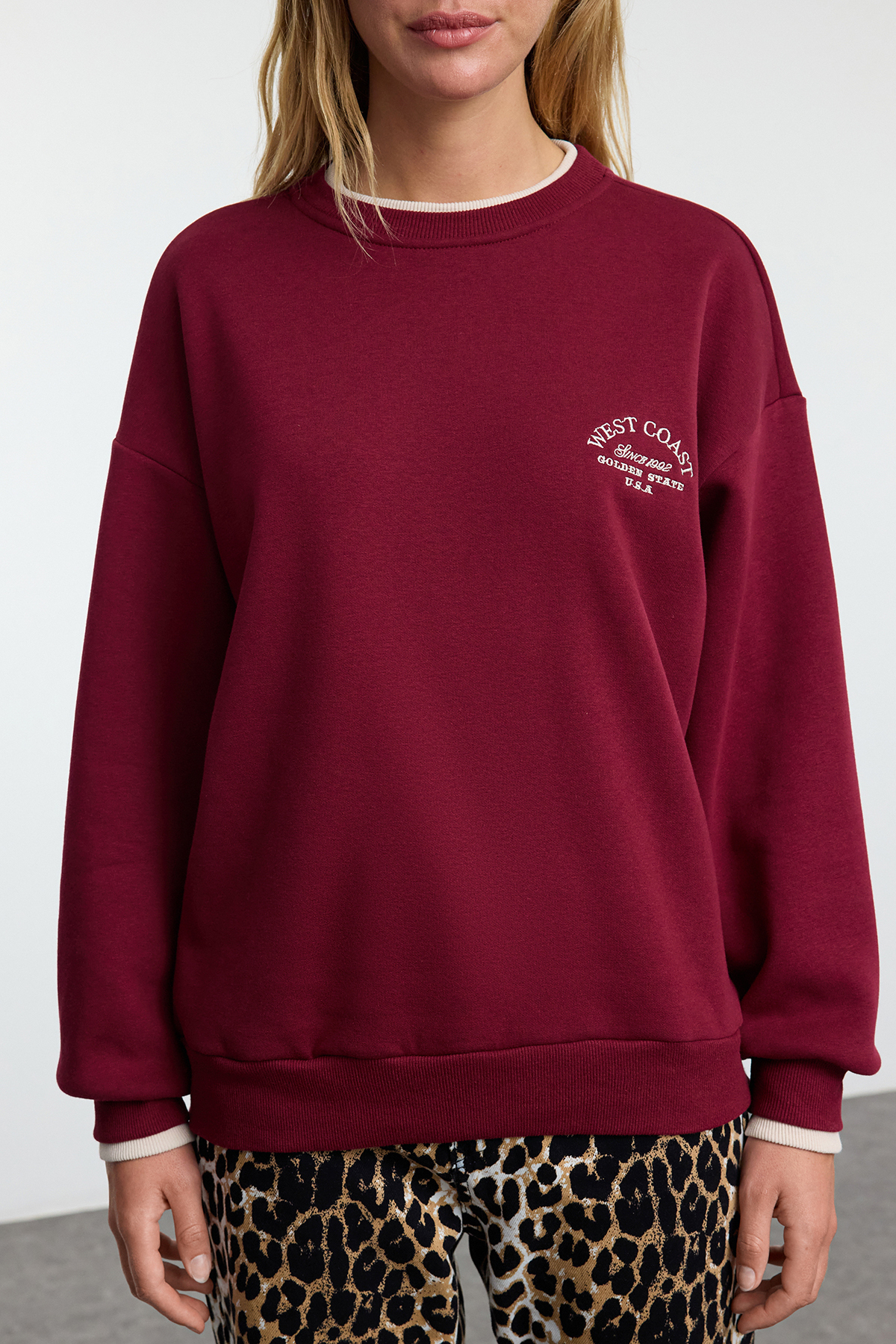 Trendyolmilla  Bordo Slogan Nakışlı Renk Bloklu Oversize Kalıp Kalın İçi Polarlı Örme Sweatshirt TWOAW25SW00245 - Görsel 3