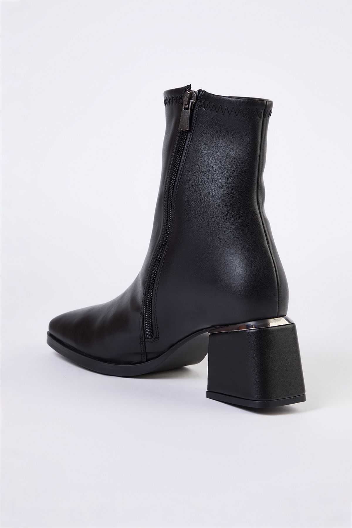 TRENDYOL SHOES-Γυναικείες μαύρες μπότες με τακούνι με μεταλλικά αξεσουάρ - φερμουάρ TAKAW25BO00009 6