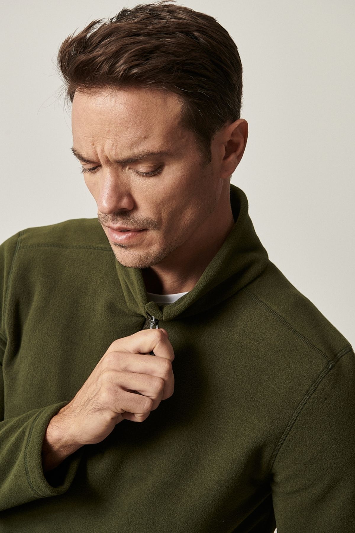 AC&Co / Altınyıldız Classics-Khakifarbenes, pillingfreies, kältebeständiges Fleece-Sweatshirt mit Standard-Passform und Stehkragen für Herren 5