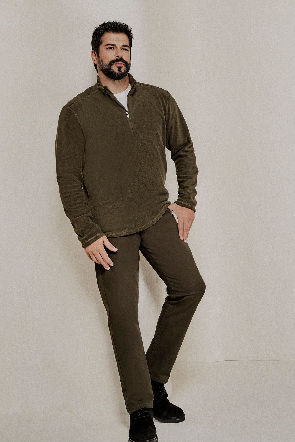 AC&Co / Altınyıldız Classics-Khakifarbenes, pillingfreies, kältebeständiges Fleece-Sweatshirt mit Standard-Passform und Stehkragen für Herren 4