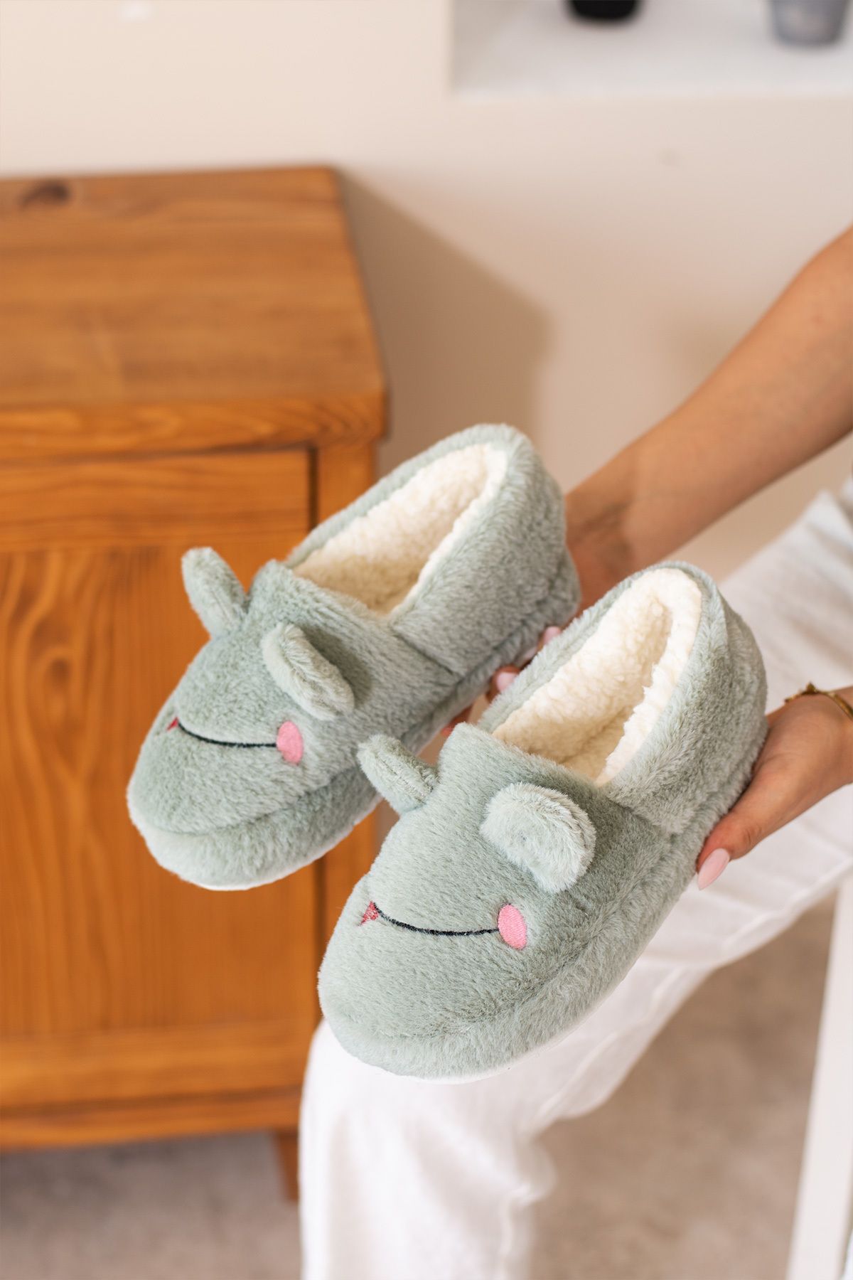 TERLİK HAVUZU-Frog Embroidered Winter Soft Textured Furry Inside Non-Slip Sole Indoor Slippers Home Shoes 4