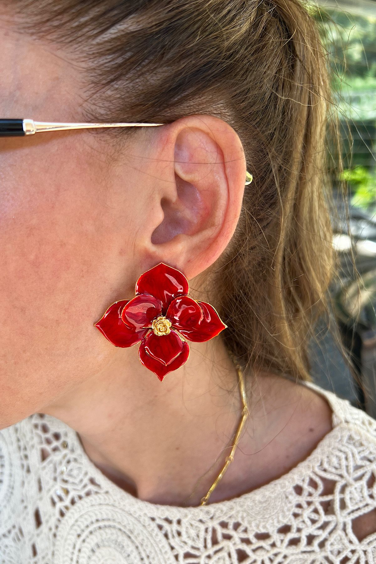 Pinart-Magnolia Flower Model Women's Earrings with Red Enamel - Brass Gold Plated Pnrtb 001243 2