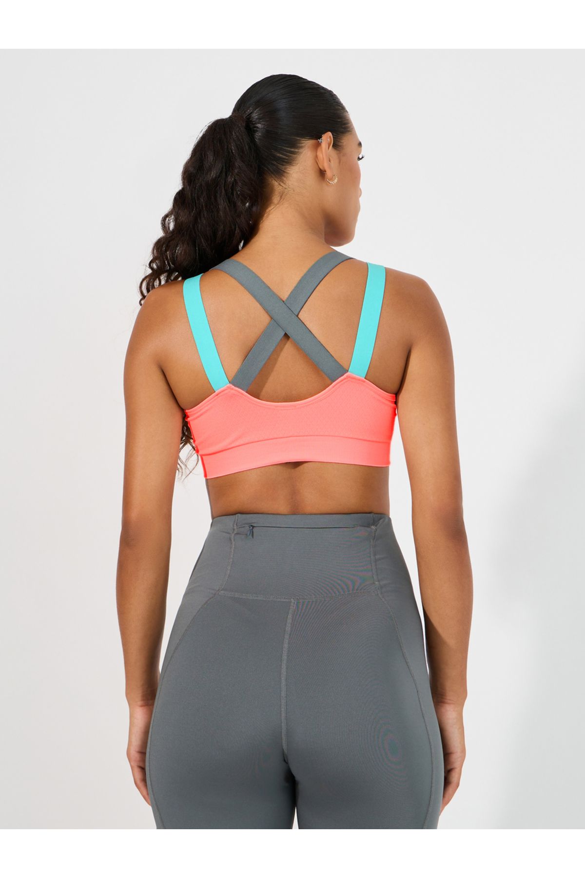 Styli-Contrast Cross Back Straps Sports Bra 4