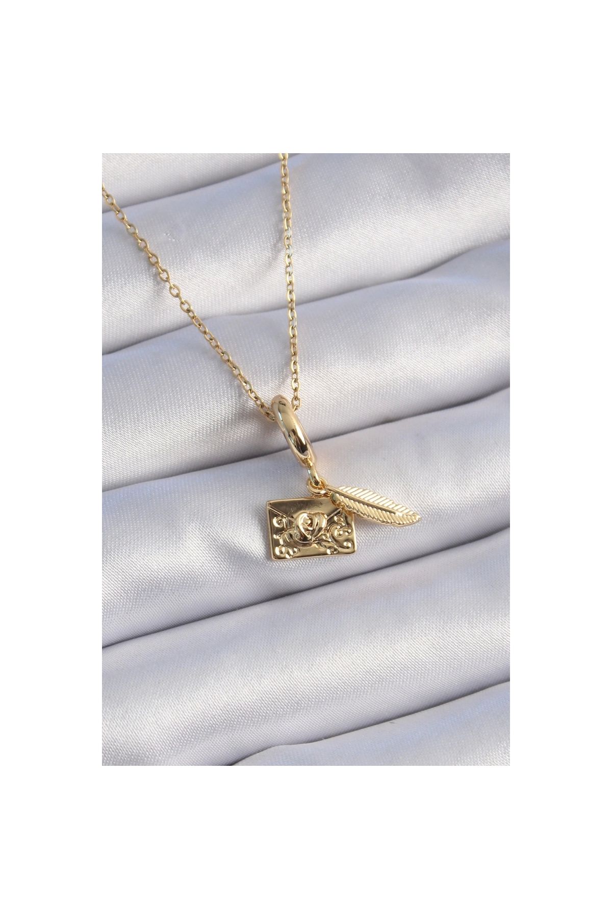 Narnuga 316L Çelik Gold Renk Kalp Detay Mektup Figür Charm Model Kadın Kolye - TJ-BKO9314