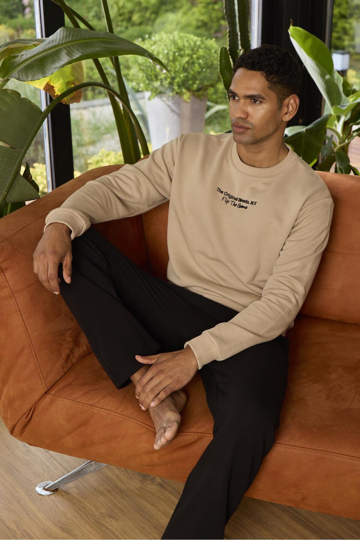  لباس ورزشی مردانه آستین بلند یقه گرد بژ C6T1N2O7