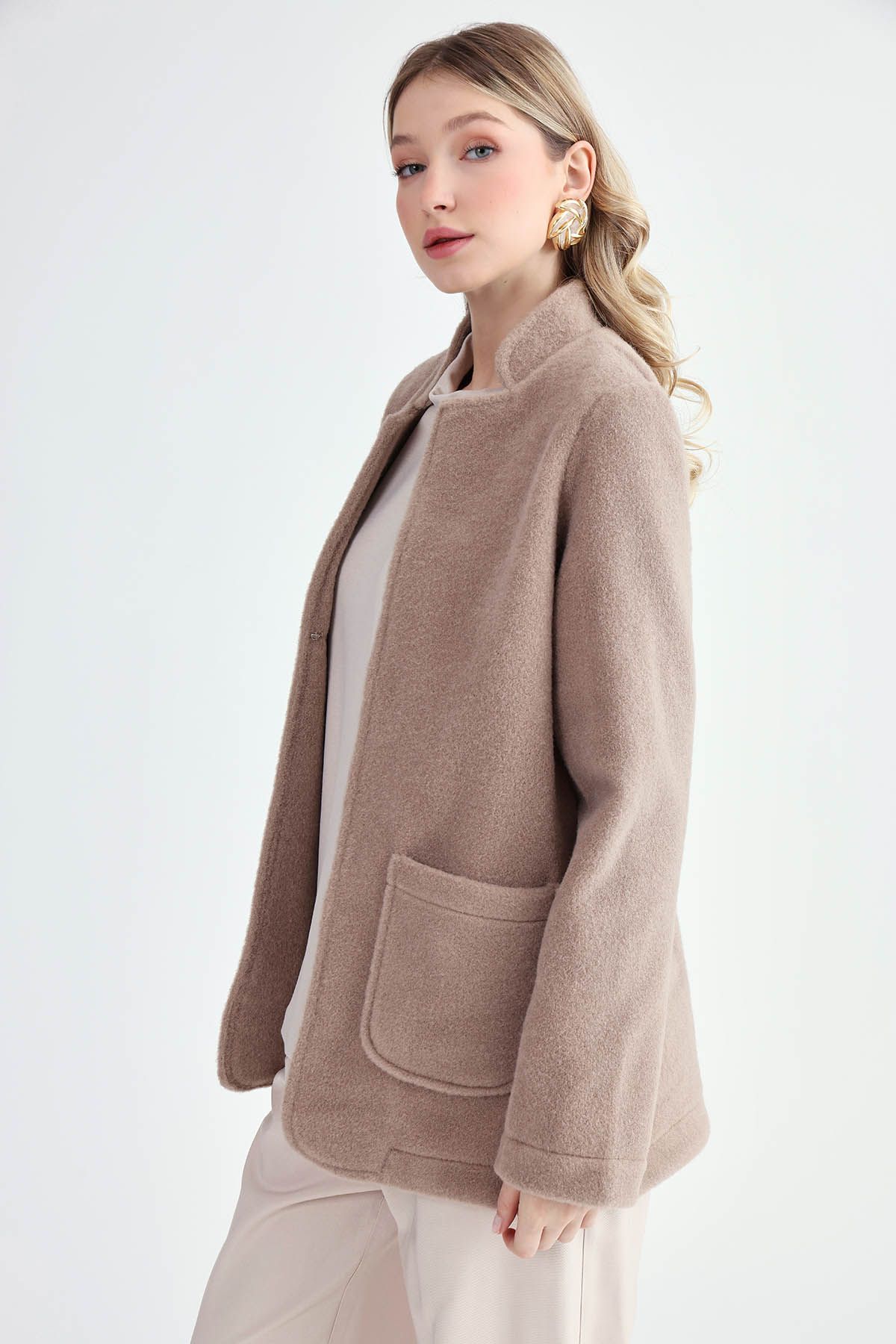 Vitrin-Padded Judge Collar Long Felt Jacket 3