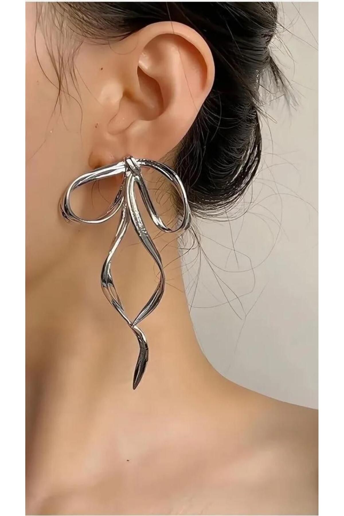 BELLİNA büyük boy fiyonk model küpe