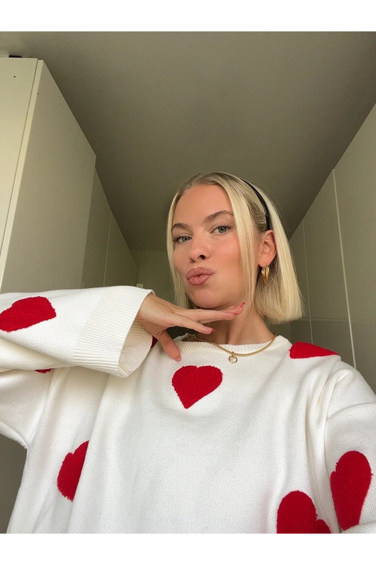 Jose Clothing Dámský svetr z úpletu s bílým srdcem a detailní výšivkou oversize střihu