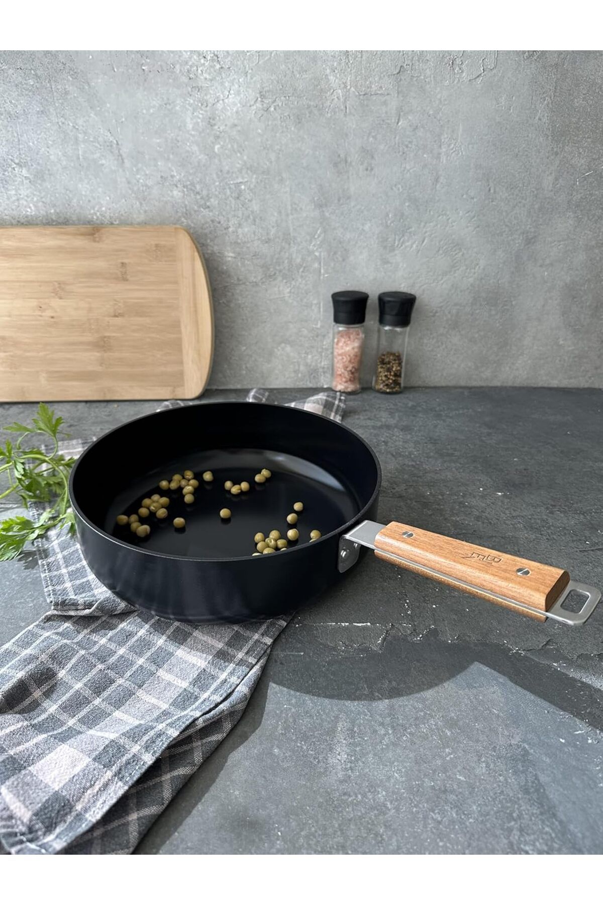 STOREMAX gelalpzr Bien Black Indüksiyonlu 24 cm Wok Tava Akasya Ağacı Saplı aynet 1109110