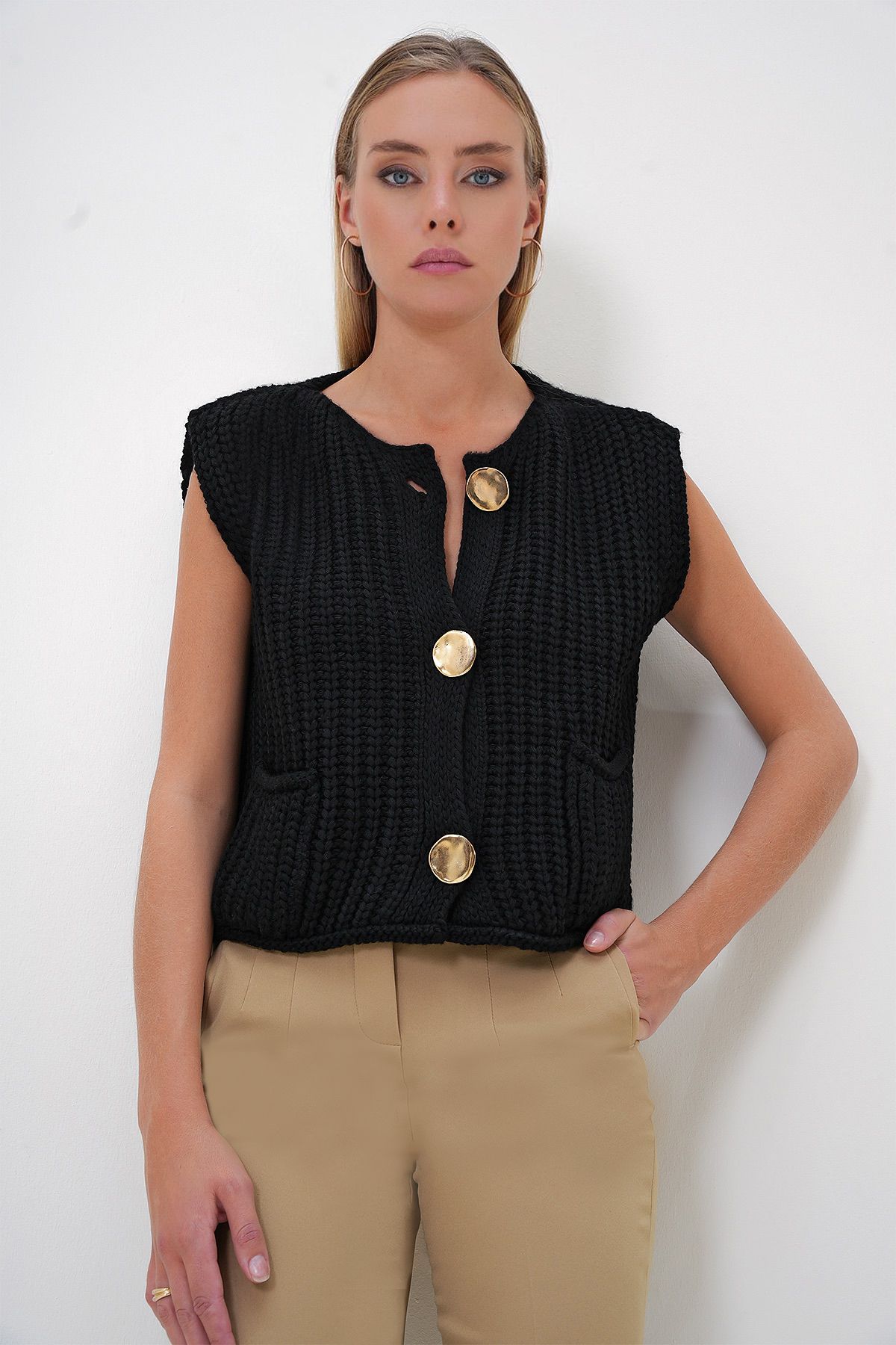 Trend Alaçatı Stili Schwarz-goldene, geknöpfte Strickweste mit zwei Taschen für Damen ALC-X12779