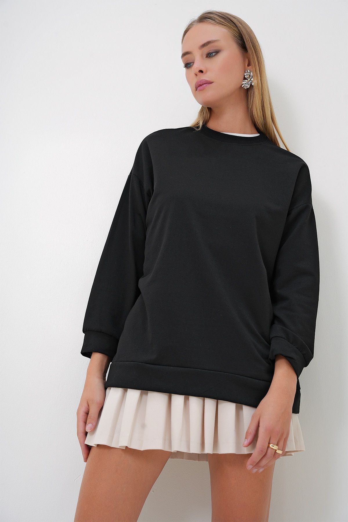 Trend Alaçatı Stili-Schwarzes Basic-Oversize-Sweatshirt mit Rundhalsausschnitt für Damen ALC-X12917 4