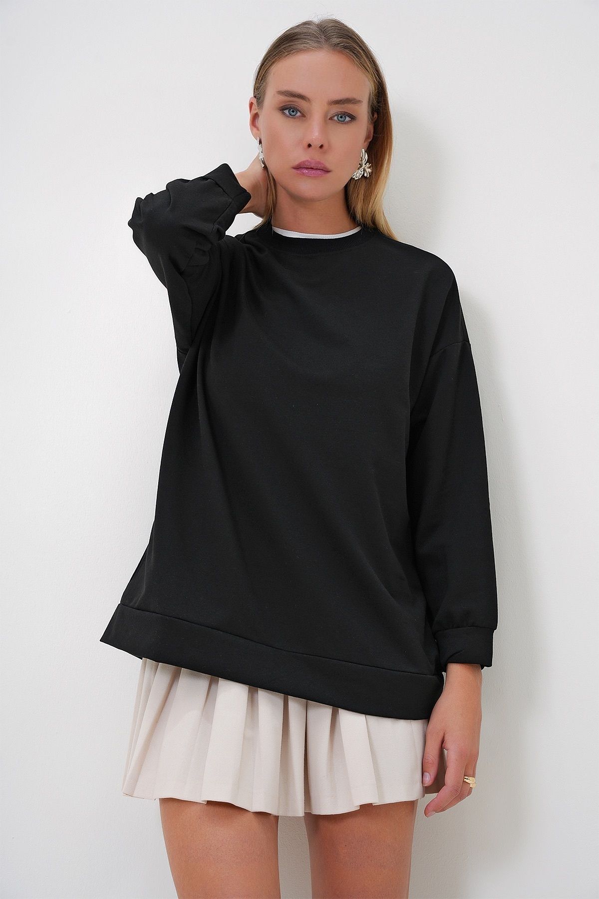 Trend Alaçatı Stili-Schwarzes Basic-Oversize-Sweatshirt mit Rundhalsausschnitt für Damen ALC-X12917 2
