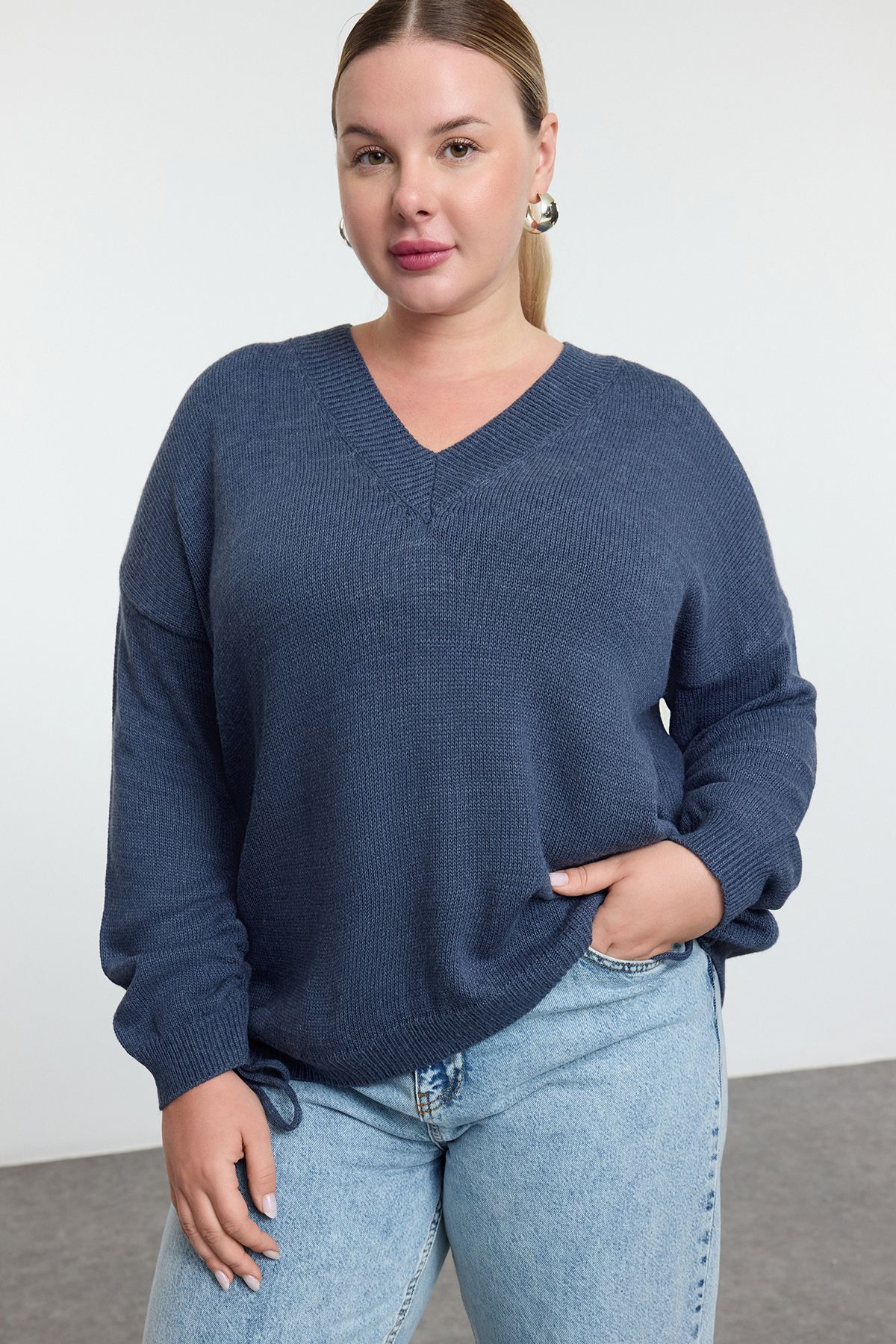 Trendyol Curve-Pulover tricotat cu mâneci cu decolteu în V Indigo TBBAW23AN00023 2