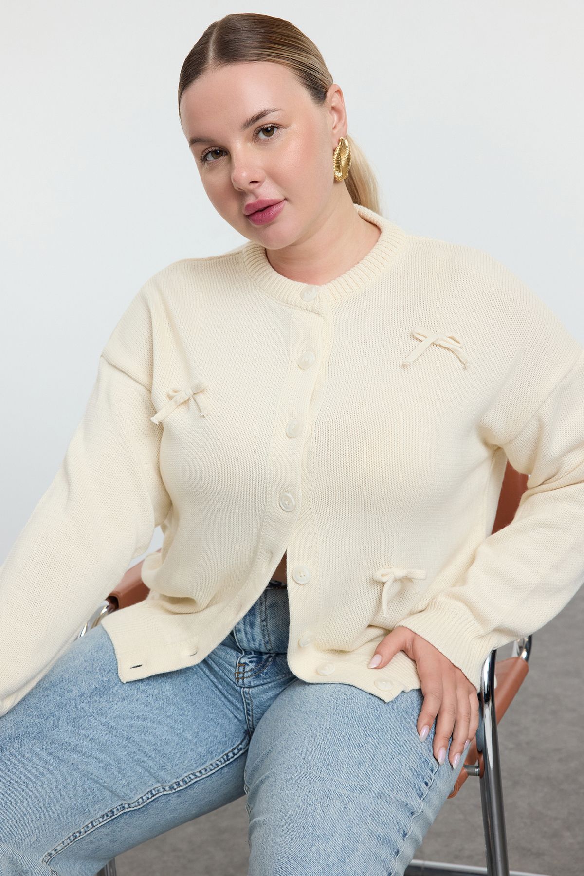 Trendyol Curve Kardigan Z Dzianiny W Kolorze Ecru Z Okrągłym Dekoltem - Kokarda Tbbaw25av00022 Kobieta - 6XL