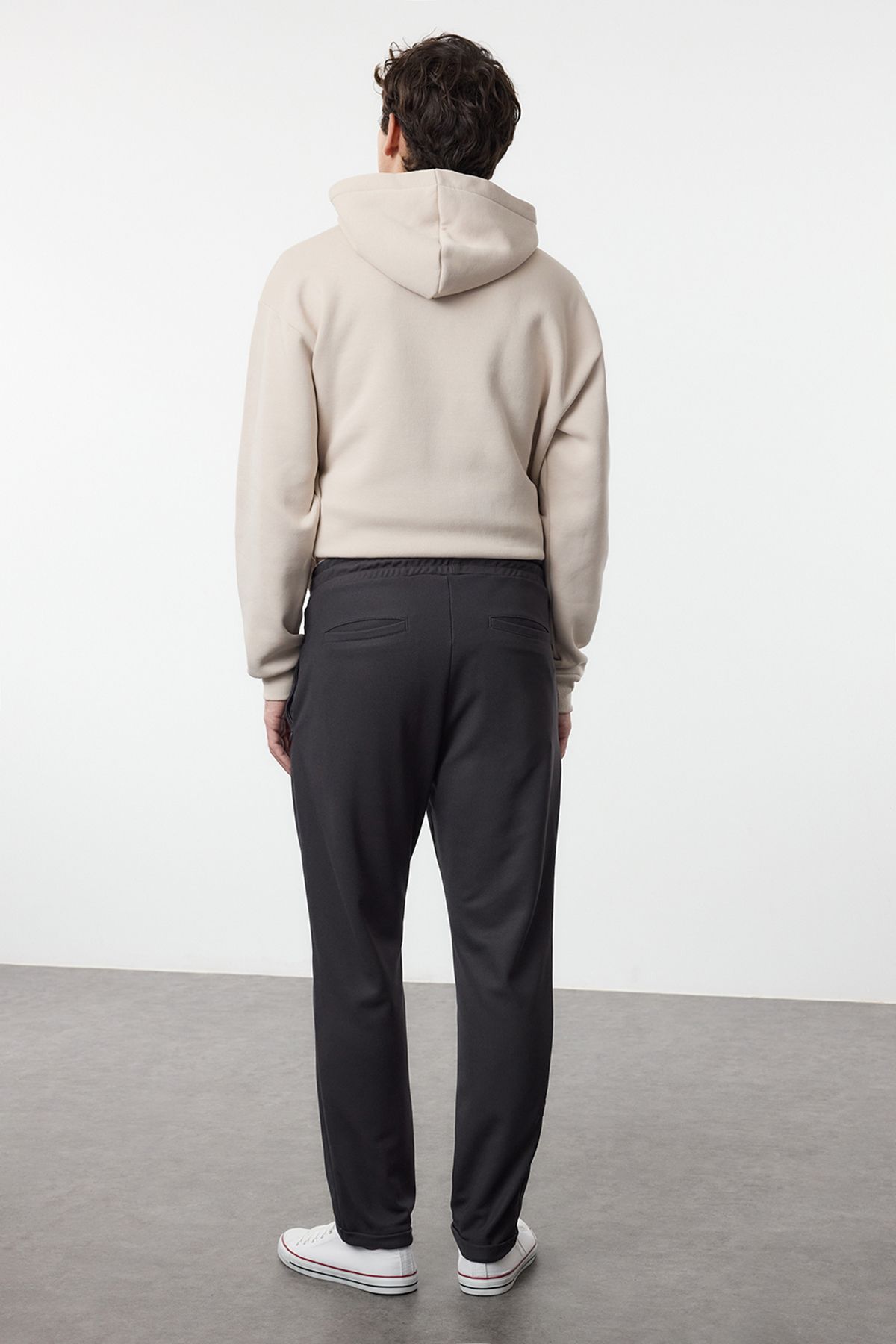 Trendyol Collection-Anthrazitfarbene, schmal geschnittene, elastische, gestrickte Freizeithose mit Bindegürtel TMNAW25PL00023 5