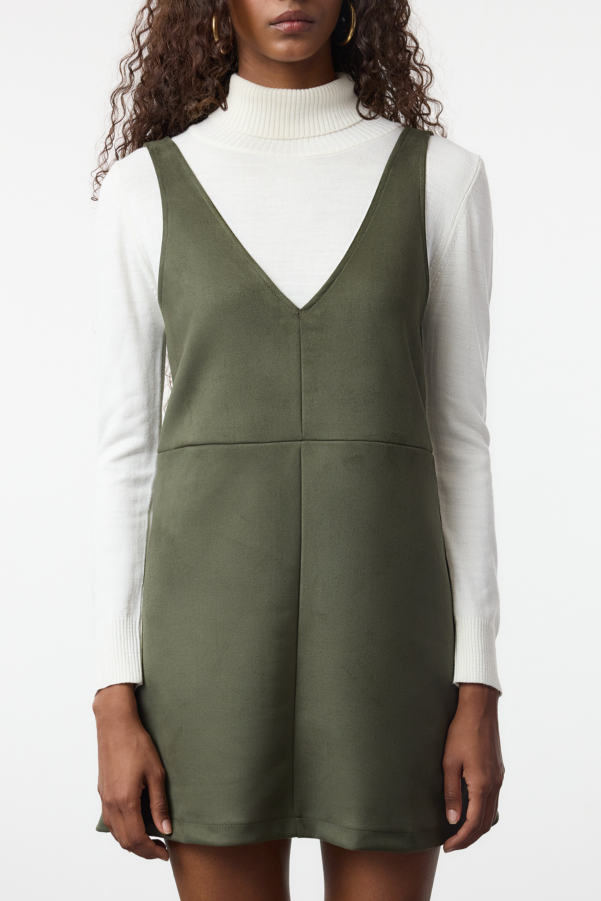 Trendyol Collection Khakifarbenes Mini-Strickkleid aus Gilet-Wildleder mit V-Ausschnitt TWOAW24EL00543