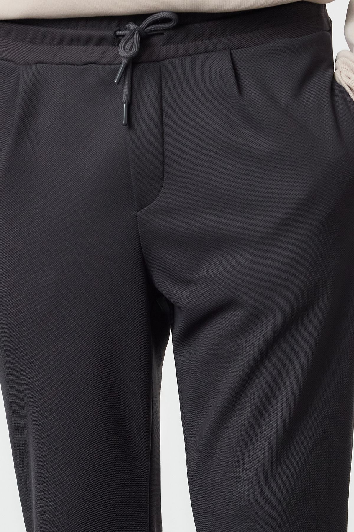 Trendyol Collection-Anthrazitfarbene, schmal geschnittene, elastische, gestrickte Freizeithose mit Bindegürtel TMNAW25PL00023 4