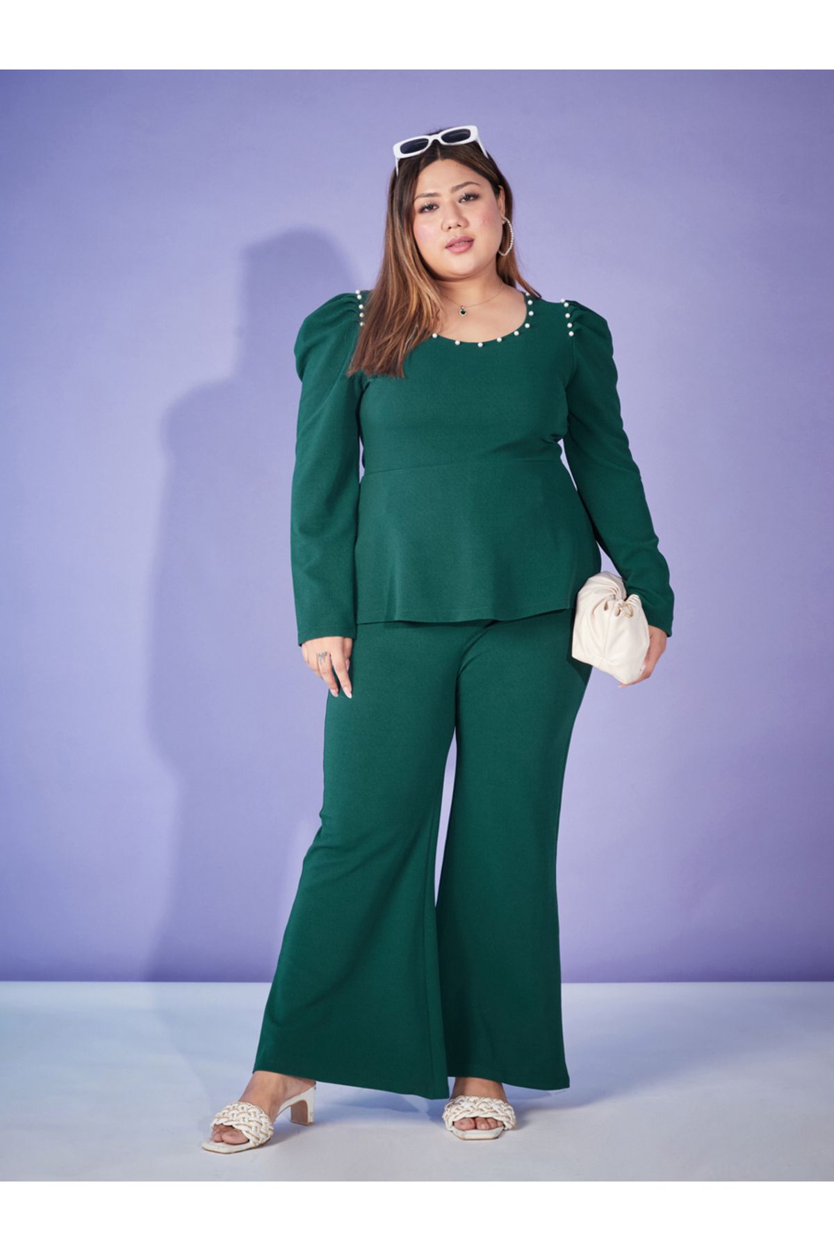 Sassafras By Styli-تنسيق بلوزة ببلوم مزخرفة مع بنطلون واسع من الأسفل 6