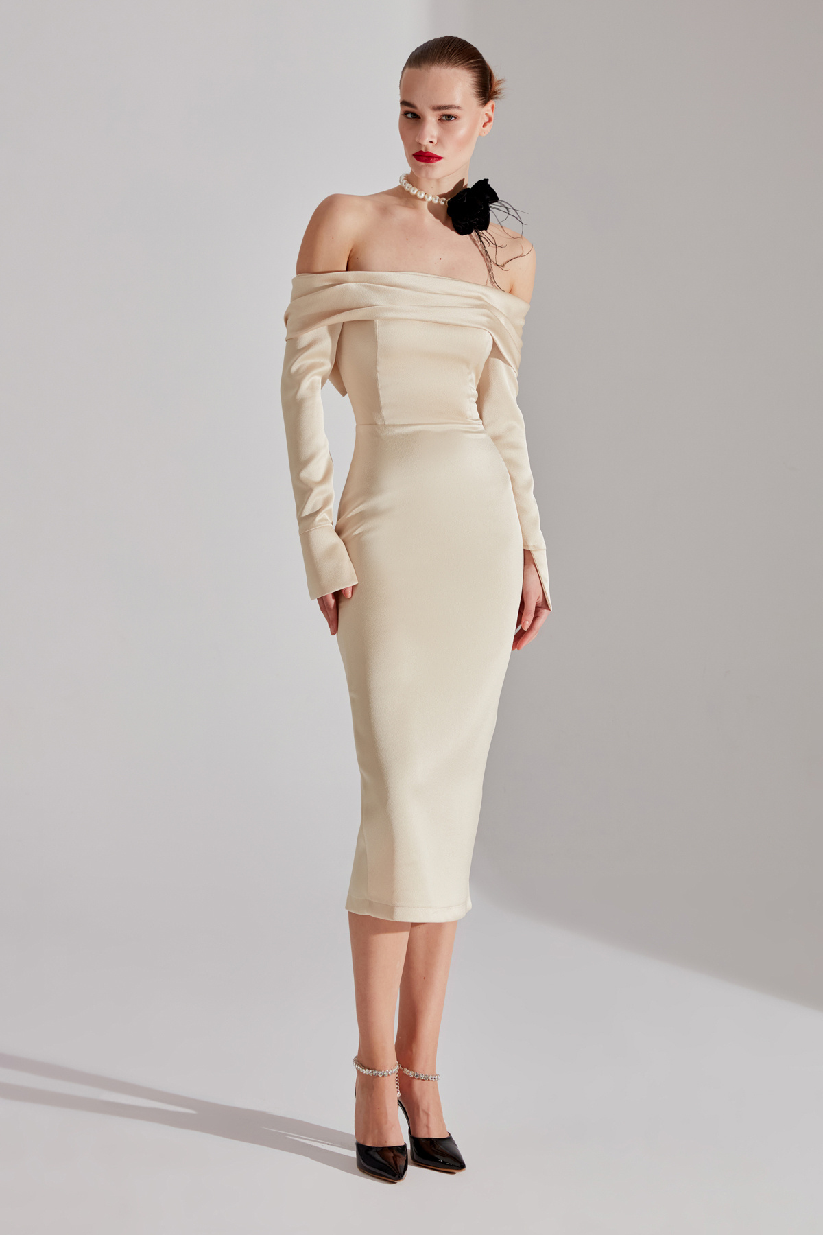 BETTY & SAM-Rochie Nancy Champagne cu fustă creion cu umeri 1