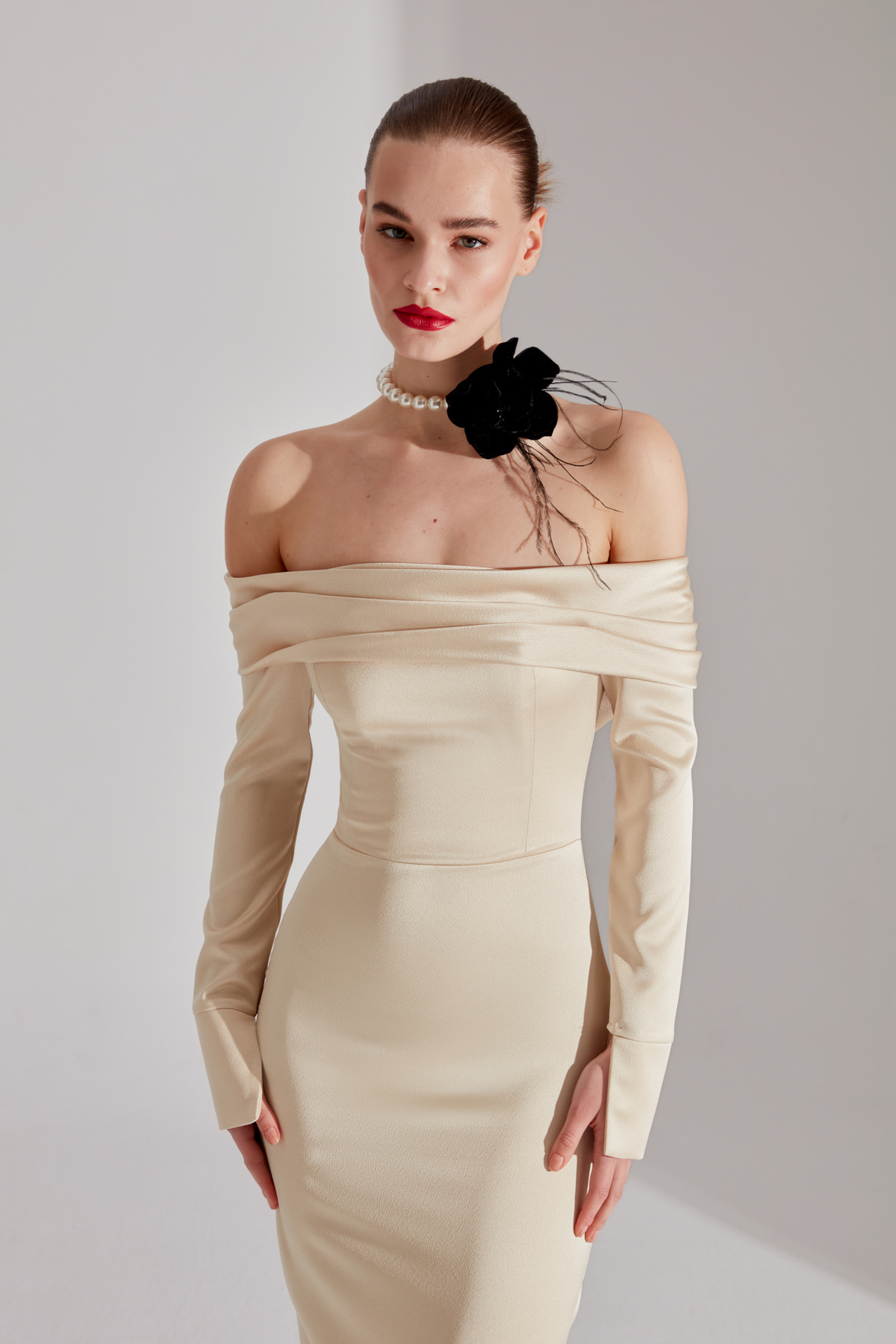 BETTY & SAM-Rochie Nancy Champagne cu fustă creion cu umeri 4