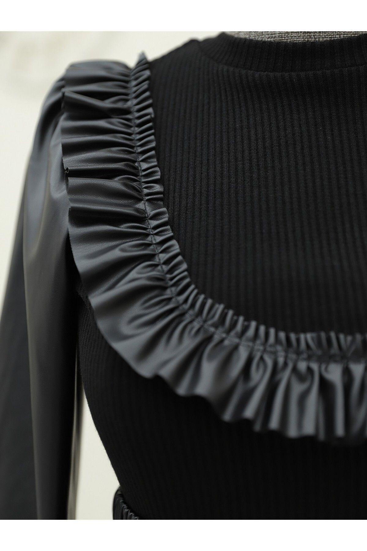 Modamorfo-Lederkleid mit Rüschen vorne und Strickdetail – Schwarz 3