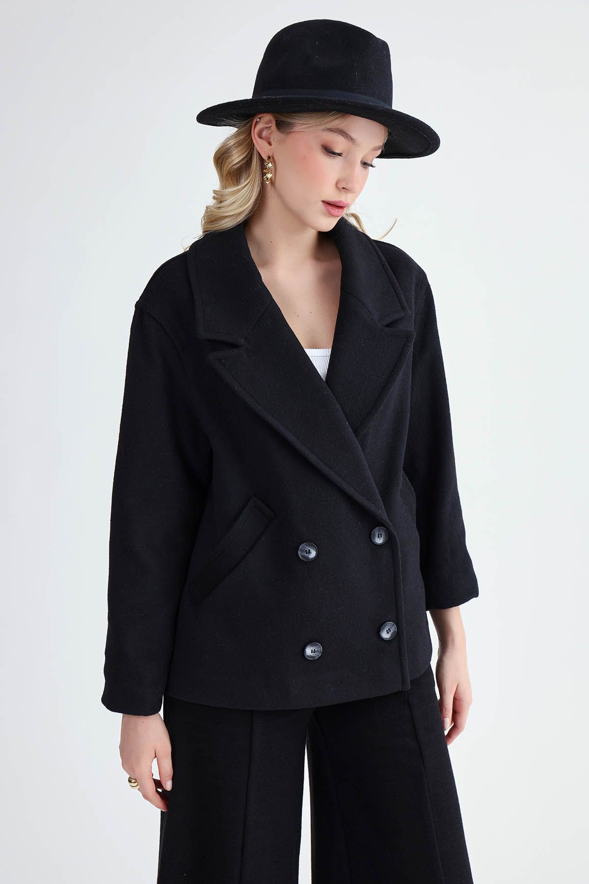 Vitrin-Buttoned Short Stamp Coat 3