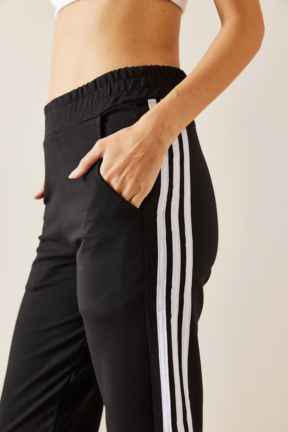 XHAN-Black Side Striped Sweatpants 5Kxk8-48990-02 5