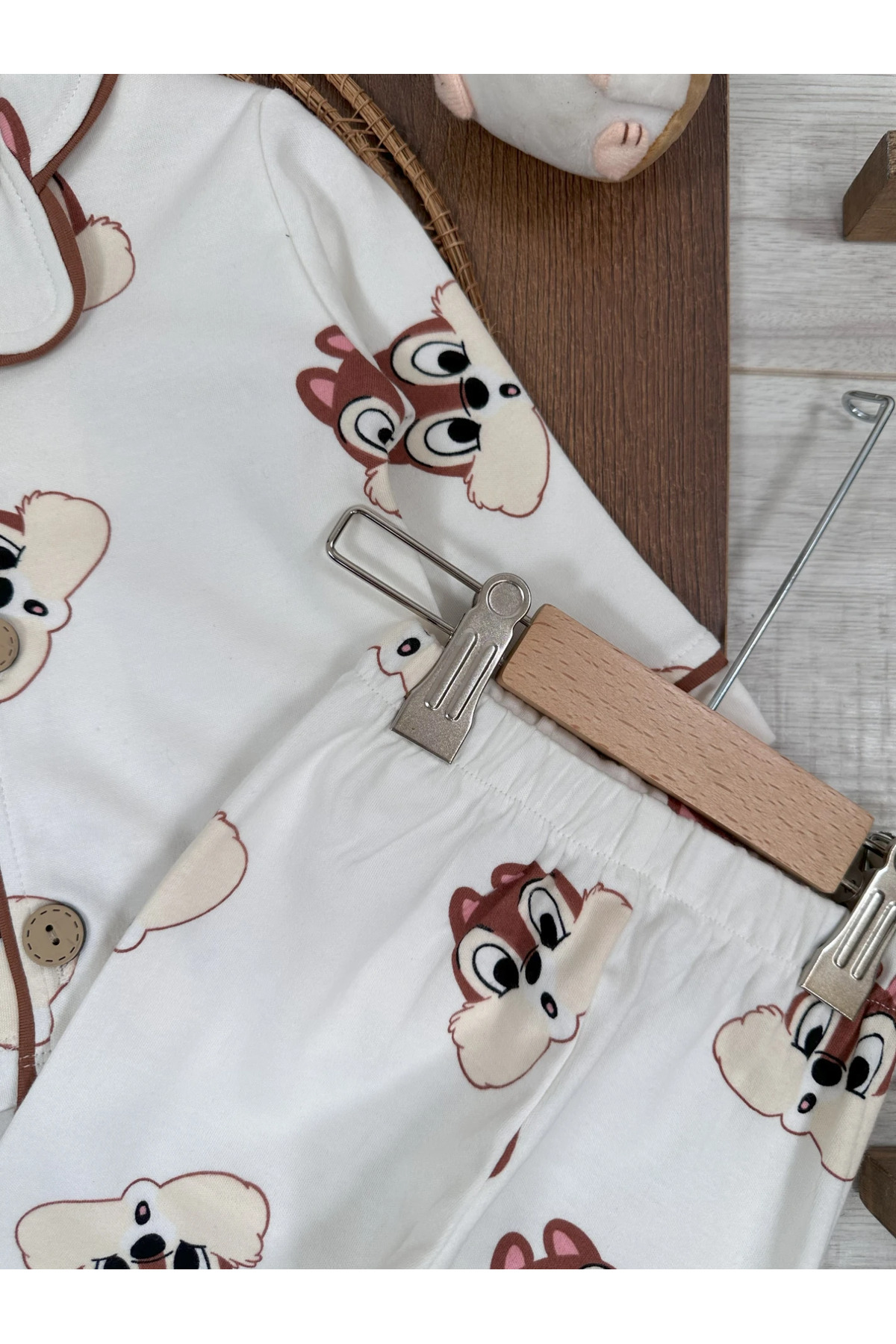 Bolly Baby Sincap Baskılı %100 Pamuk Yumuşak Doku Kruvaze Yaka Önden Düğmeli Unisex Mevsimlik Pijama Takımı fotoğrafı 3 (önizleme)