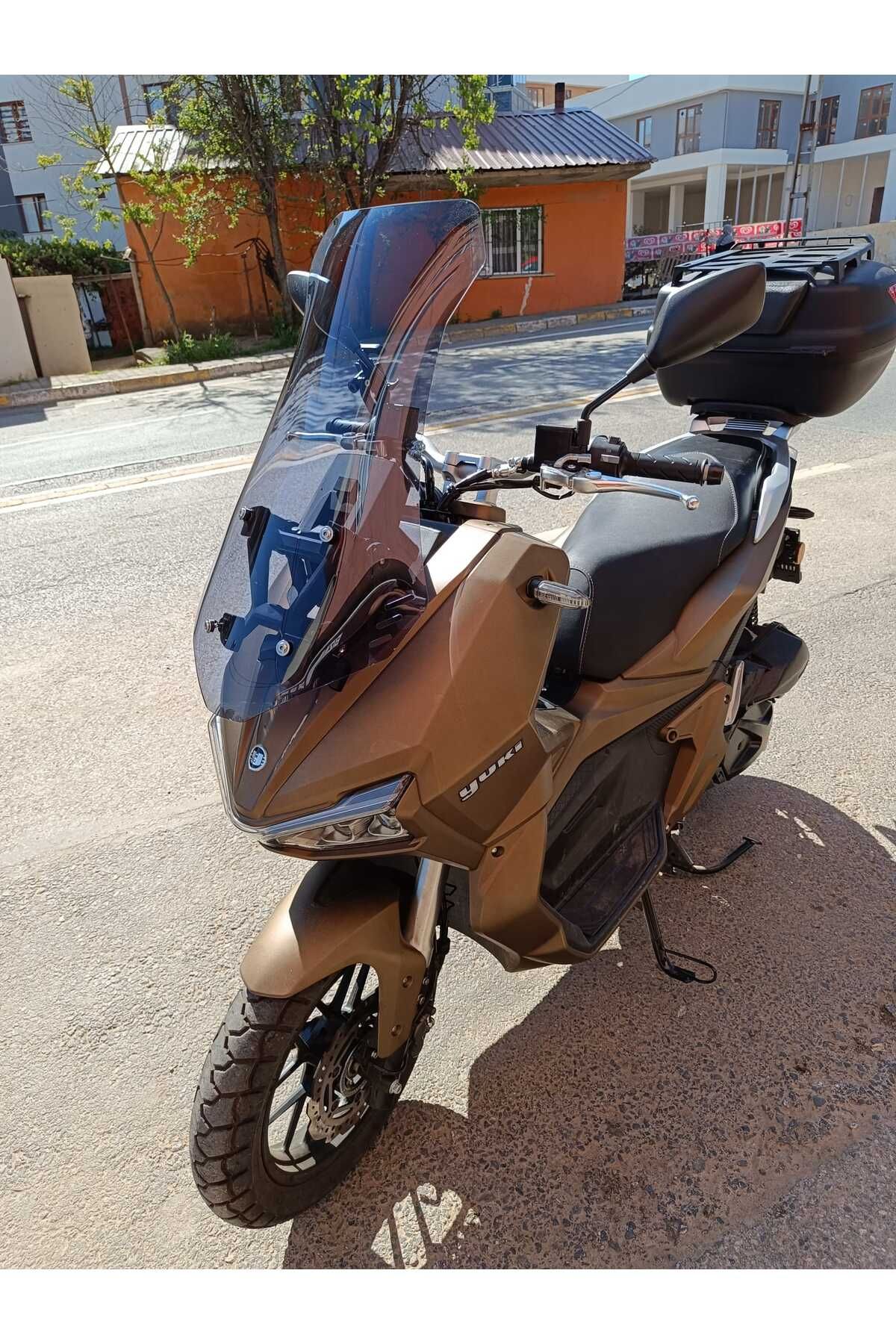 Yuki Adventure 150 Siperlik Ön Cam 2023-2025 Model 65cm Füme Renkli 4mm ORTA BOYLU CAM