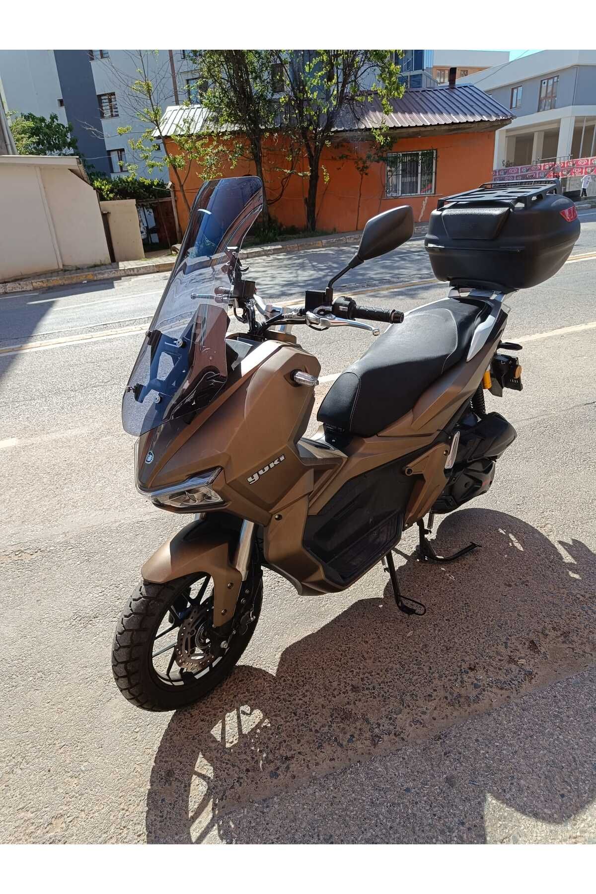 Yuki Adventure 150 Siperlik Ön Cam 2023-2025 Model 65cm Füme Renkli 4mm ORTA BOYLU CAM