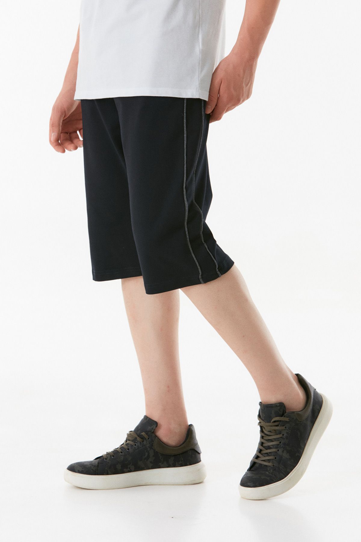 Fulla Moda-Basic Shorts with Pockets and Elastic Waist 3