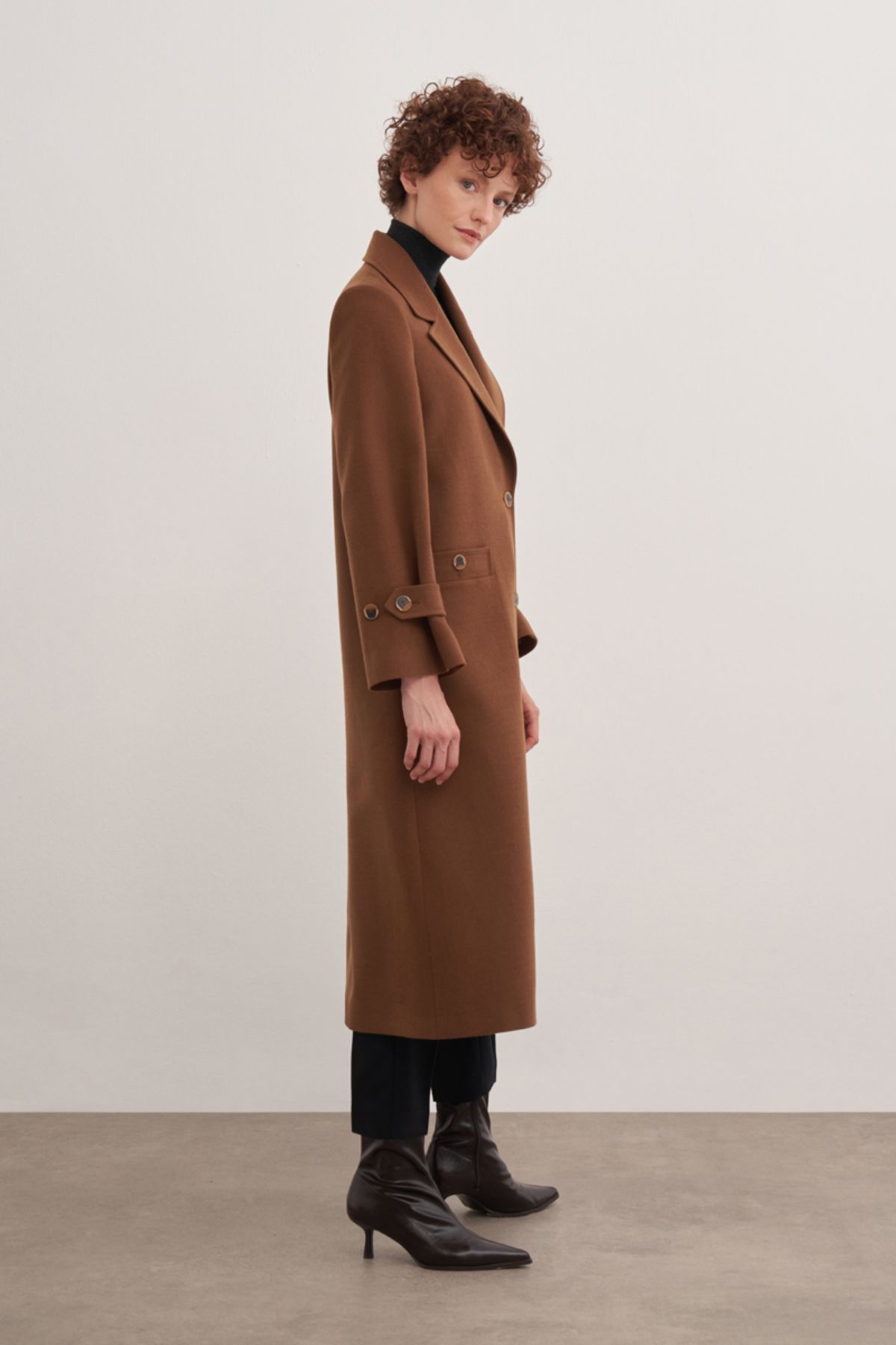 Aker-Modest Coat - Brown - Basic 2