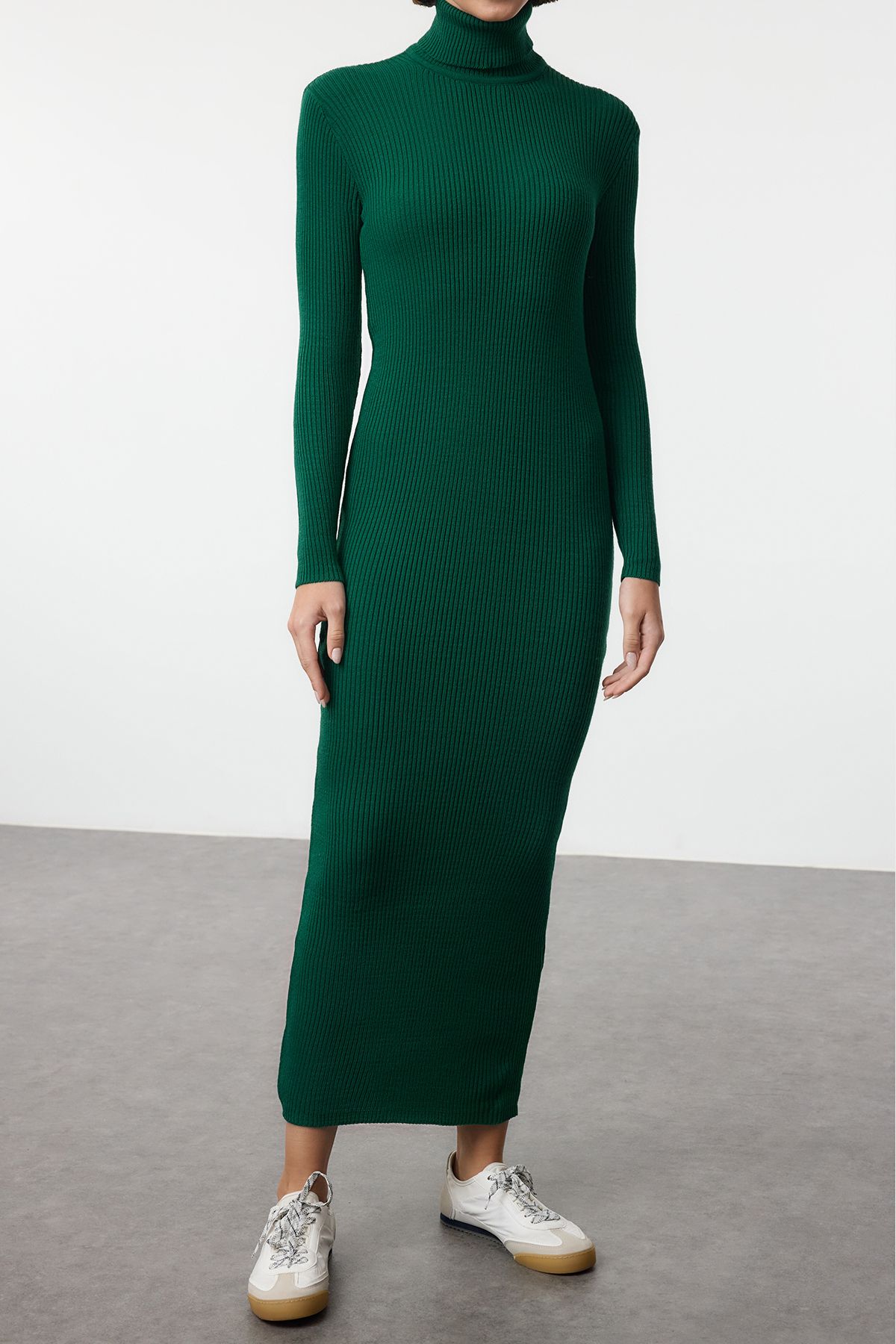 Edit by Trendyol-Langes smaragdgrünes, geripptes Strickkleid – TEDAW25EB00017 3