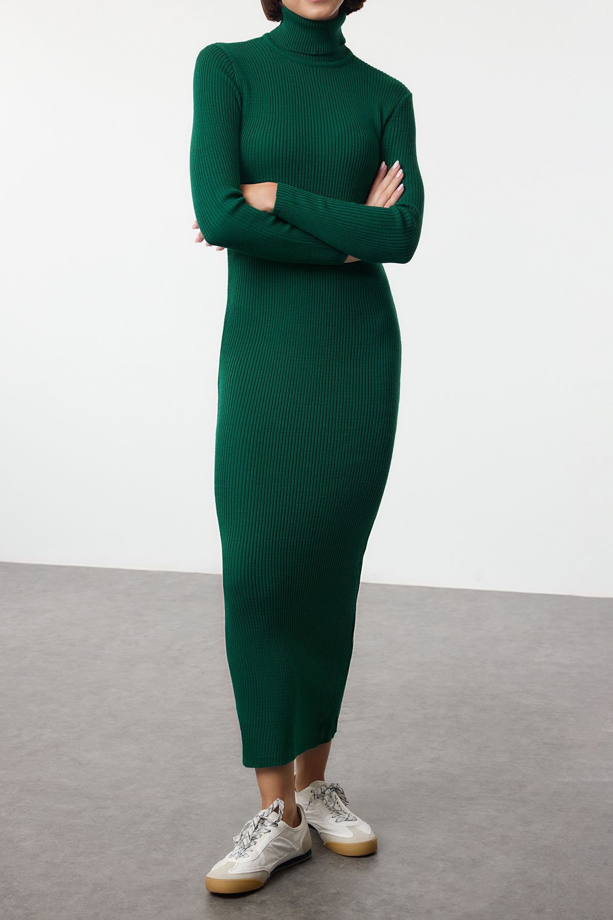 Edit by Trendyol-Langes smaragdgrünes, geripptes Strickkleid – TEDAW25EB00017 1