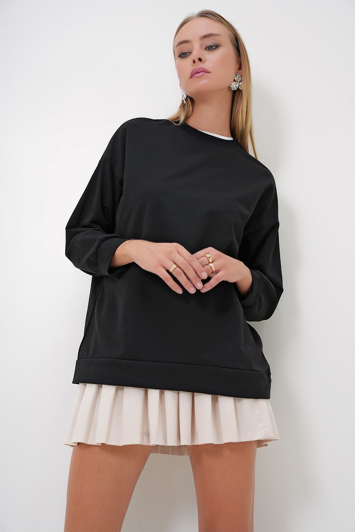 Trend Alaçatı Stili-Schwarzes Basic-Oversize-Sweatshirt mit Rundhalsausschnitt für Damen ALC-X12917 5