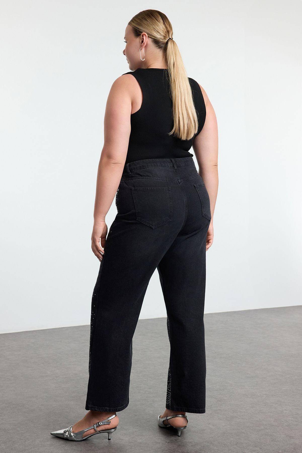 Trendyol Curve-Magas derekú strasszos antracit egyenes farmernadrág - TBBAW25CJ00000 5