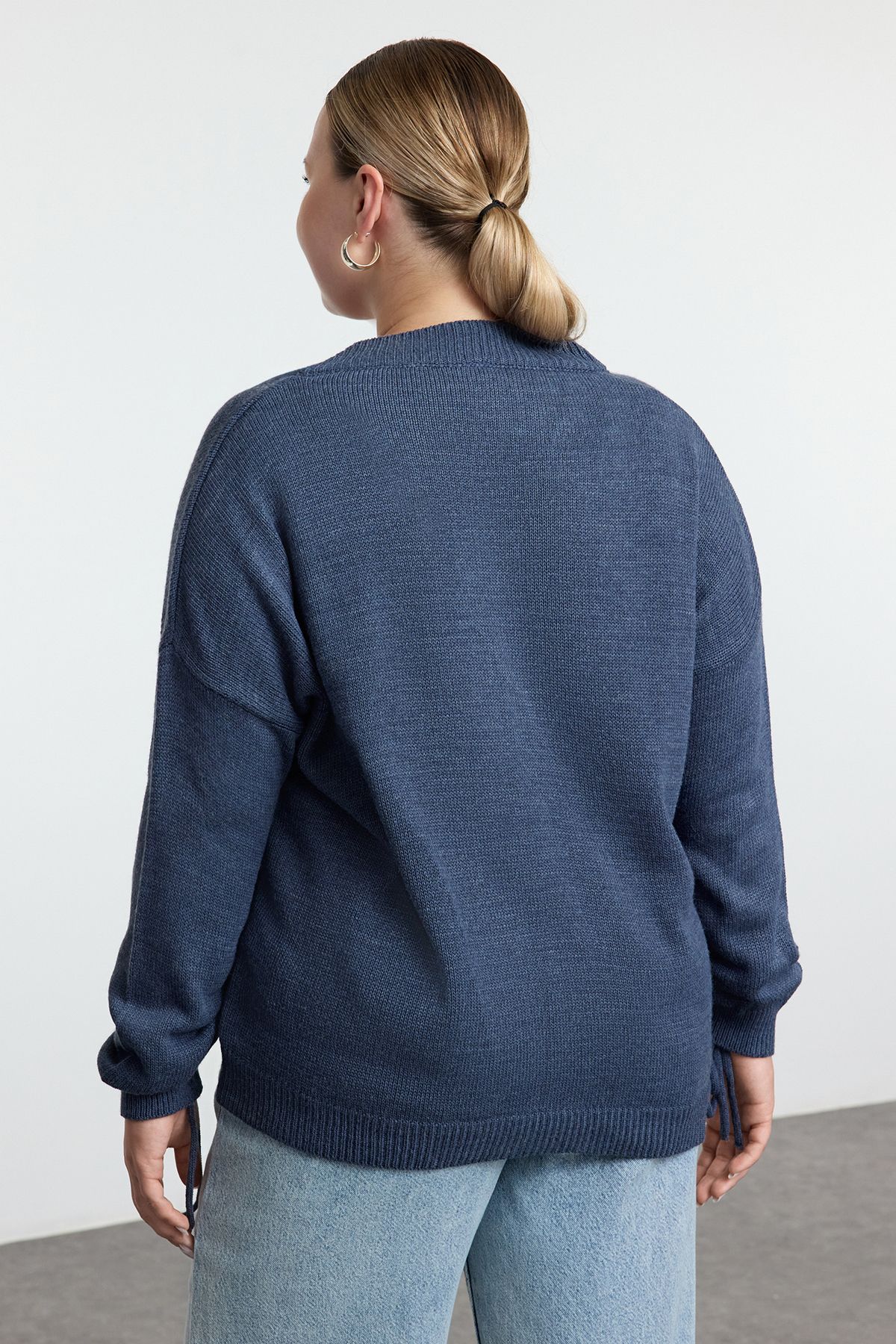 Trendyol Curve-Pulover tricotat cu mâneci cu decolteu în V Indigo TBBAW23AN00023 5