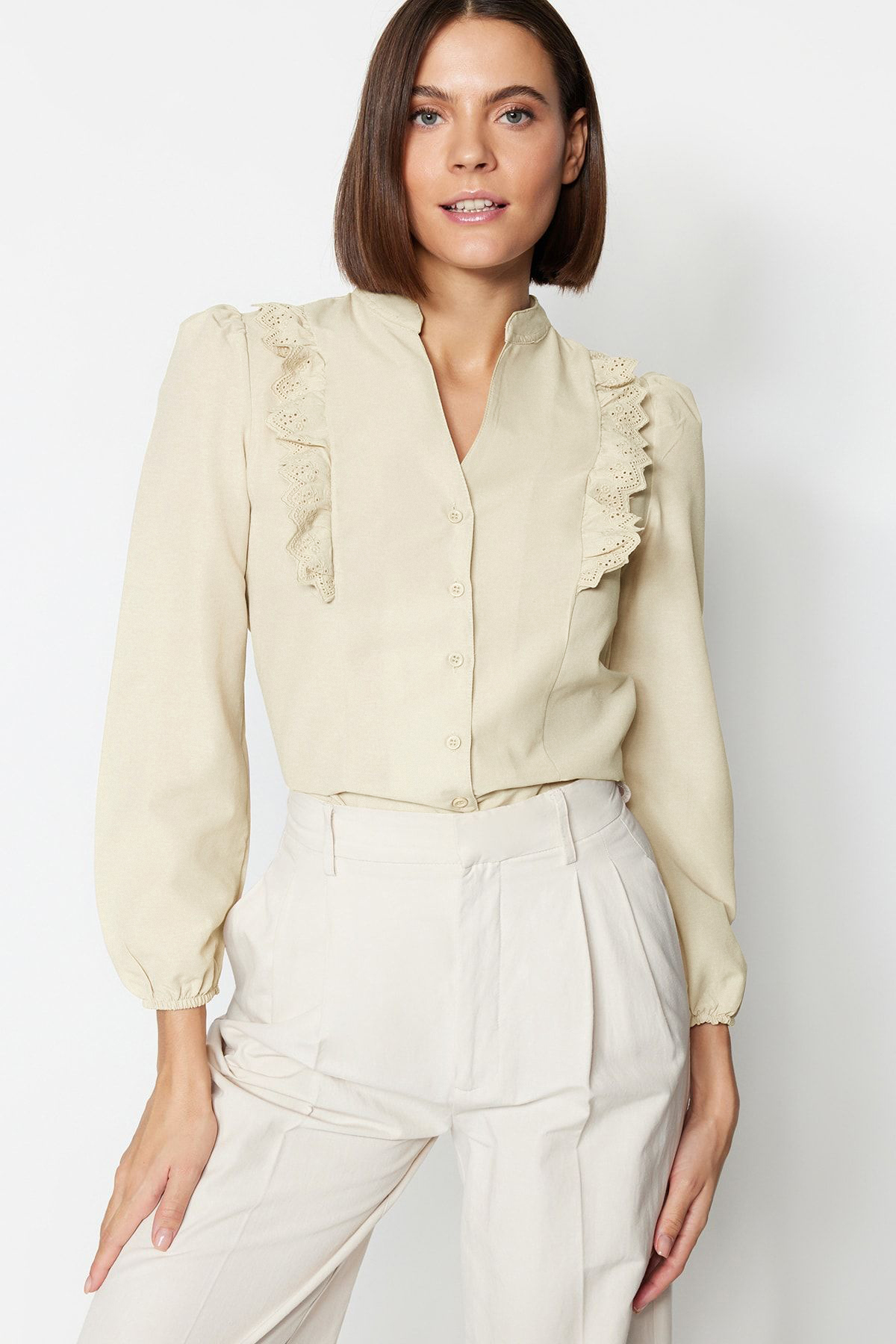  TRENDYOLM?LLA Bej Dantelli Pamuklu Regular Normal Kal?p Dokuma G?mlek