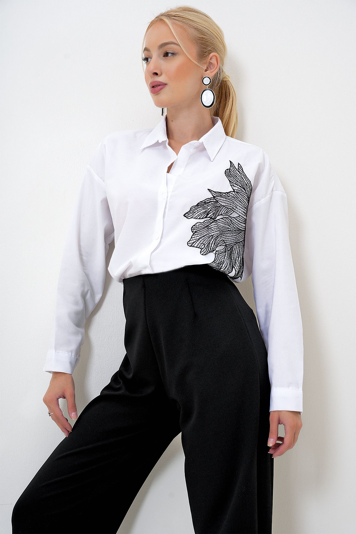 VAGGON-Bílá vyšívaná oversize dámská košile - Dlouho tkaná Prm1099 2