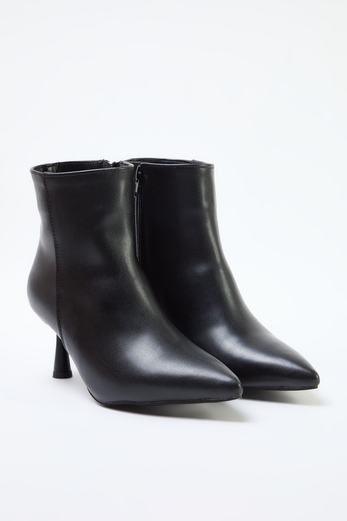TRENDYOL SHOES-Μαύρα μυτερά γυναικεία μποτάκια με λεπτό τακούνι TAKAW25BO00016 1