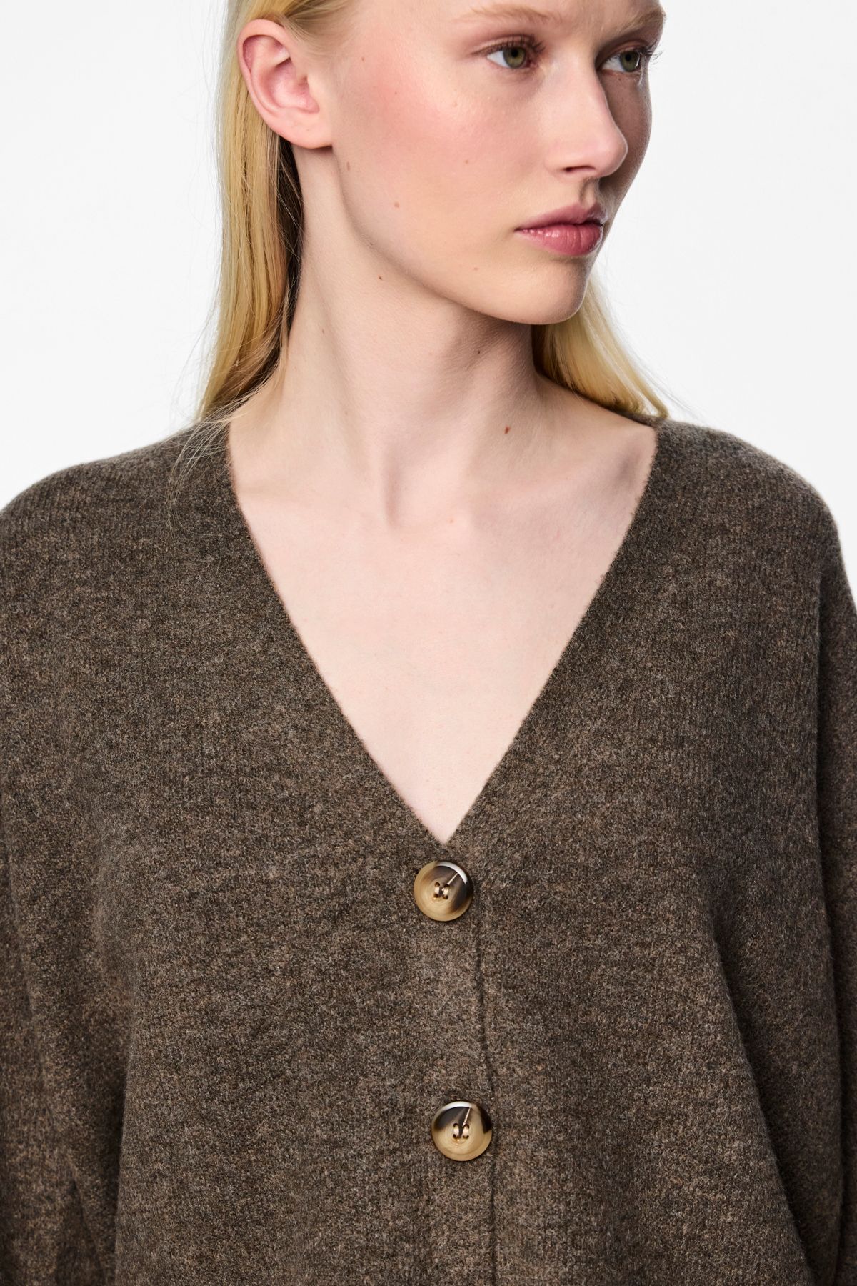 PIECES-PCNUNA LS Strickjacke mit V-Ausschnitt – BC-Modell 6