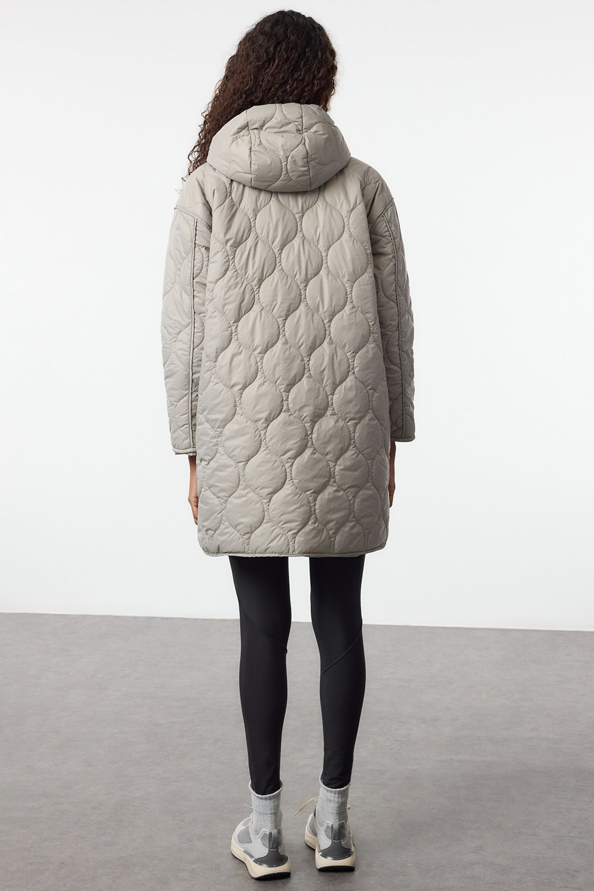 Trendyol Collection-Oversize'owy płaszcz pikowany z kapturem Stone - Twoaw25Mo00242 5