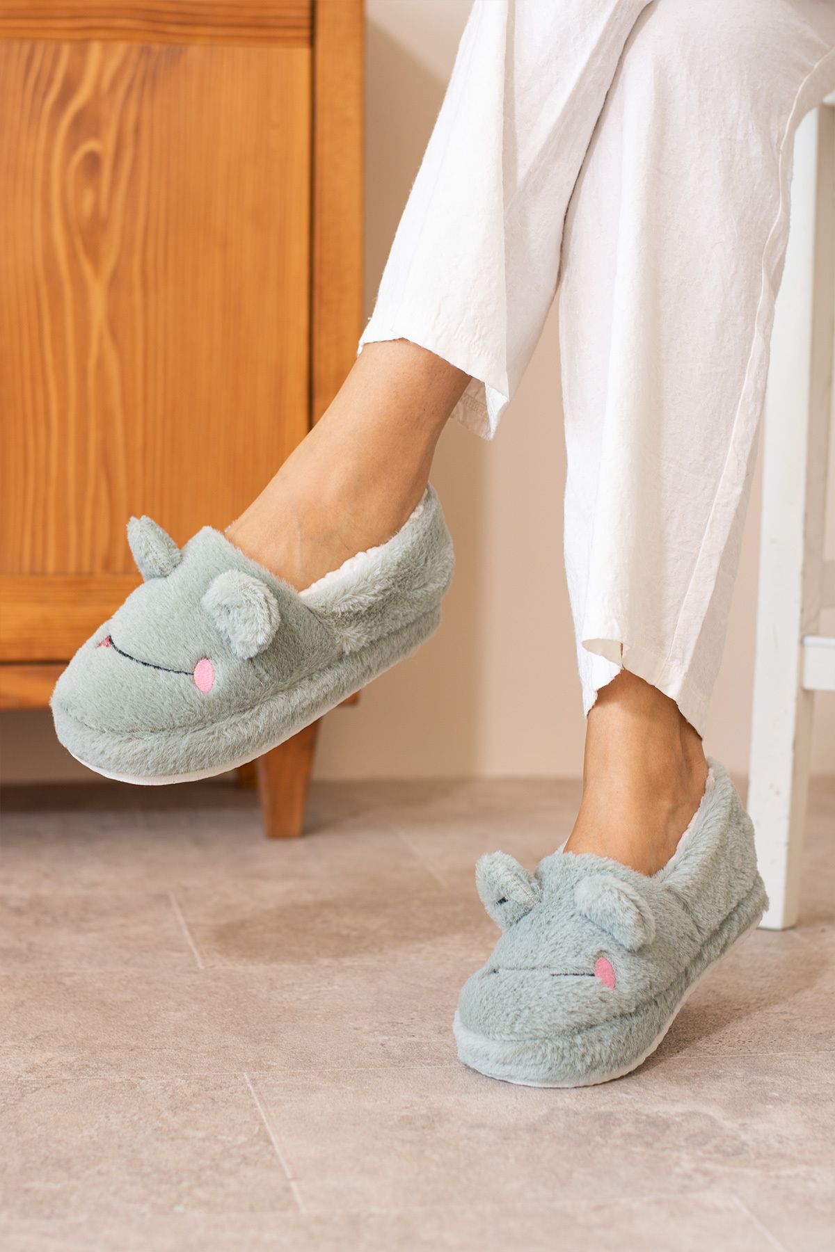 TERLİK HAVUZU-Frog Embroidered Winter Soft Textured Furry Inside Non-Slip Sole Indoor Slippers Home Shoes 3