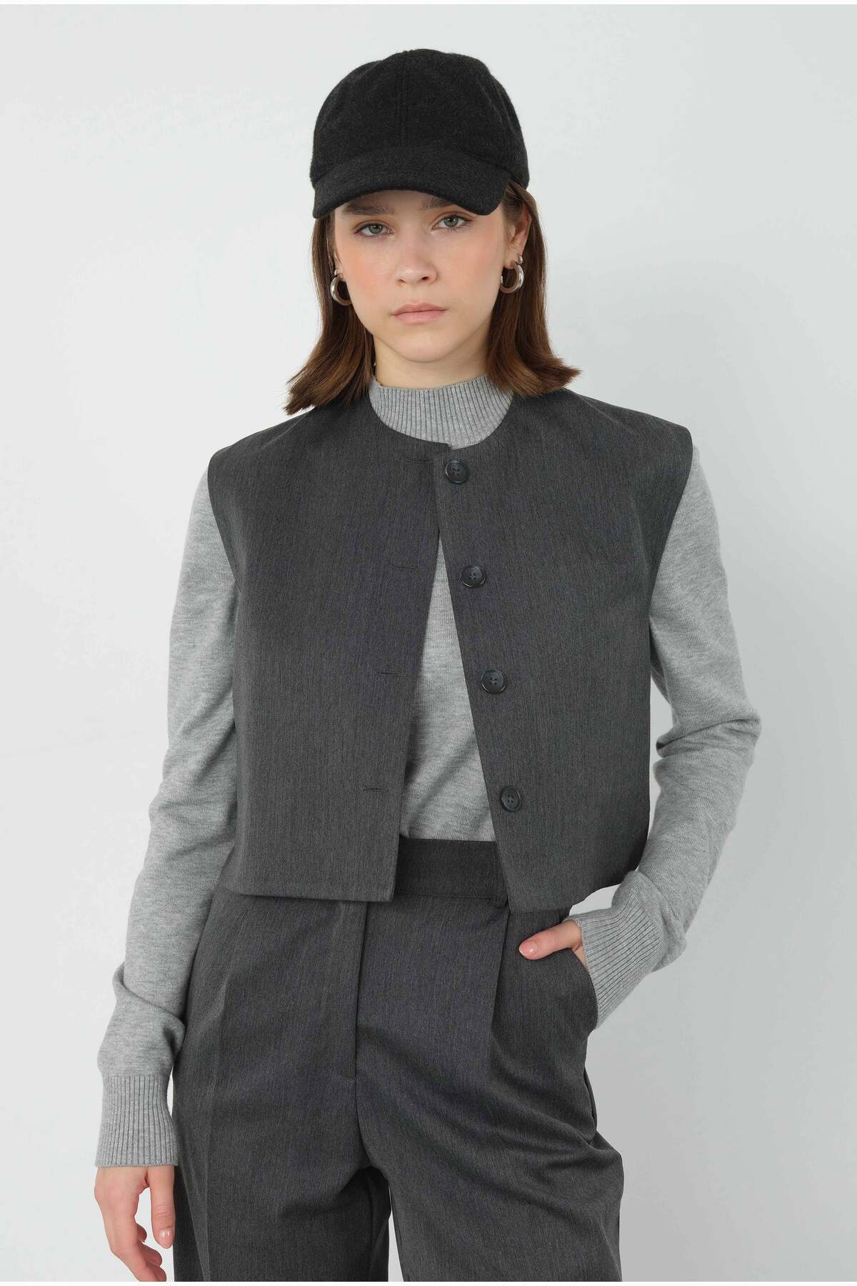 HEQA-Anthracite Crop Vest 2