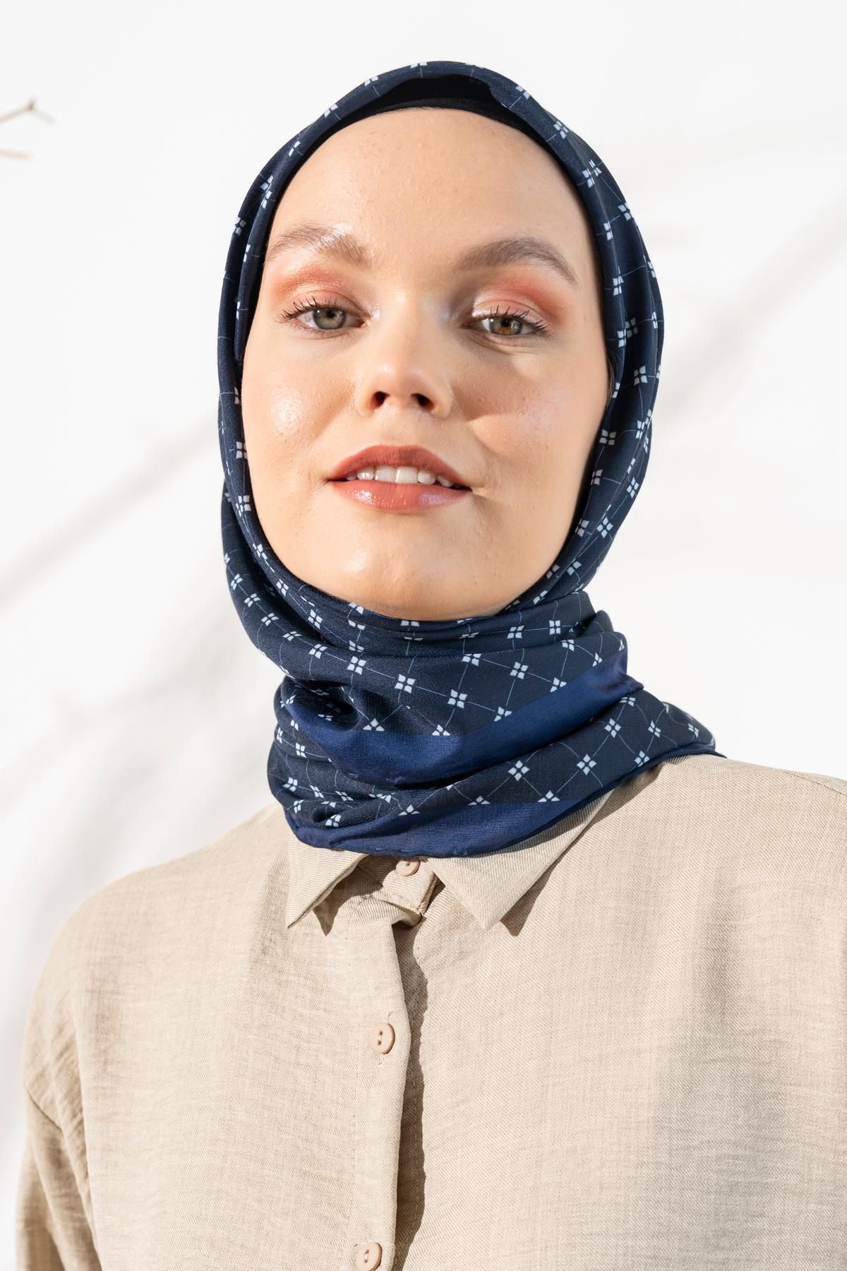 روسری زنانه نرم کارلی کوچک JAWEL